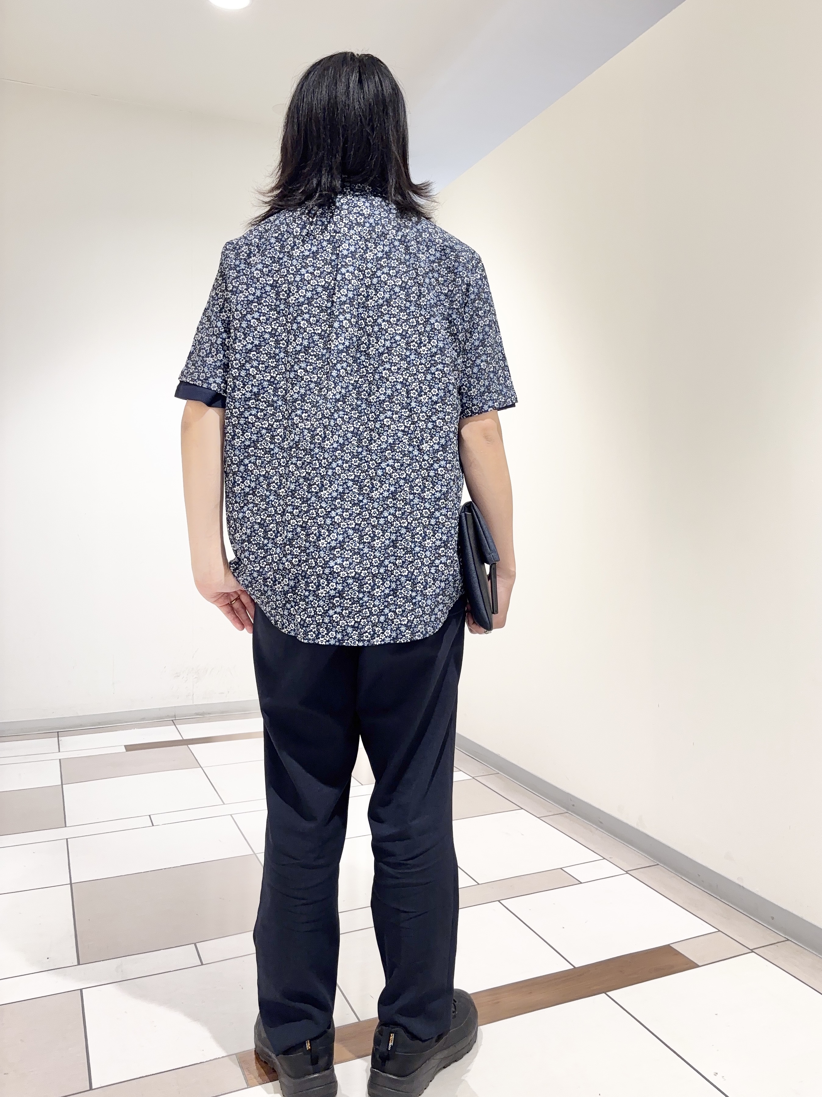 及川さんの「TAKEO KIKUCHI｜リップル小花シャツ」を使ったコーディネート