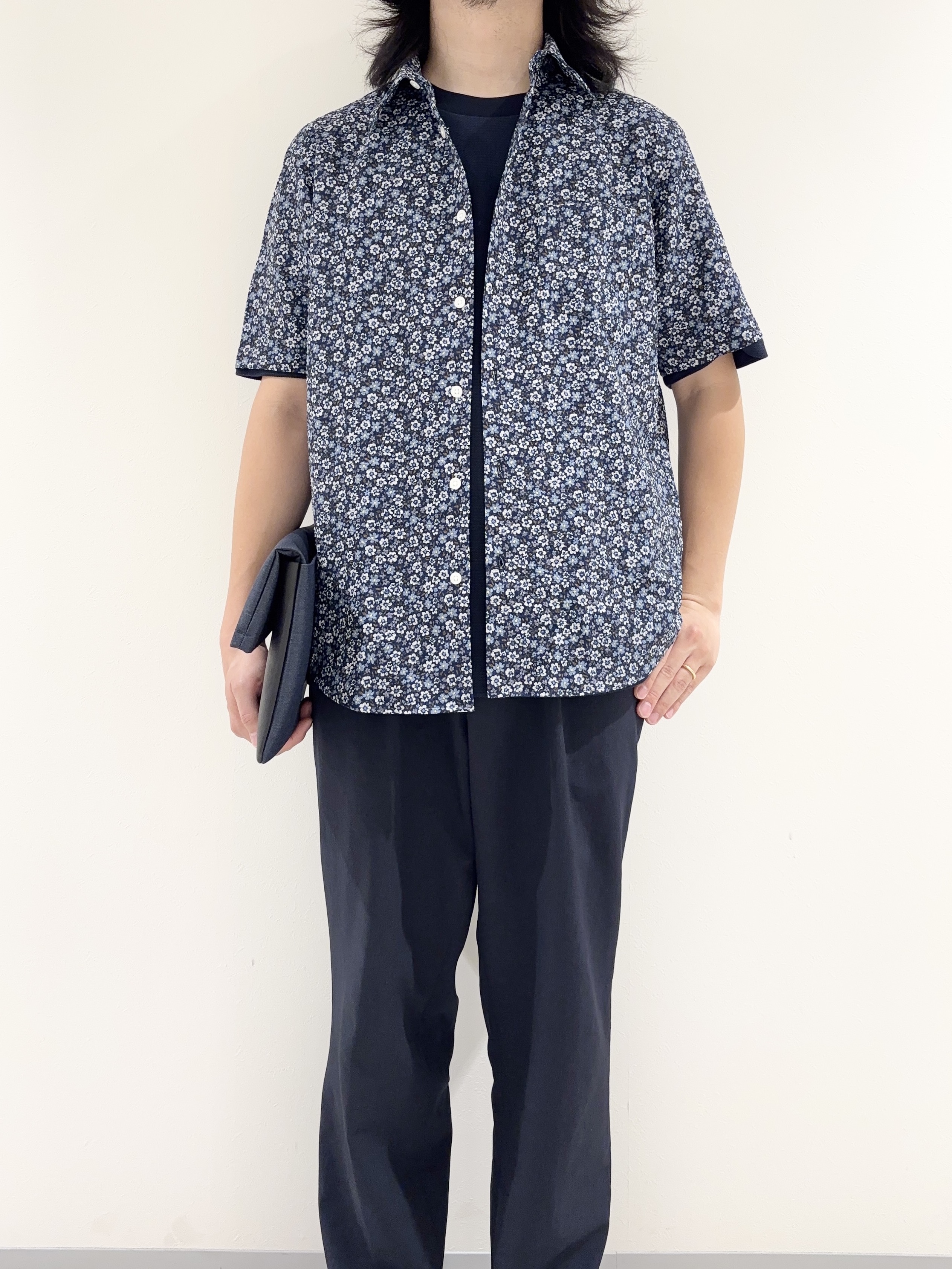 及川さんの「TAKEO KIKUCHI｜リップル小花シャツ」を使ったコーディネート