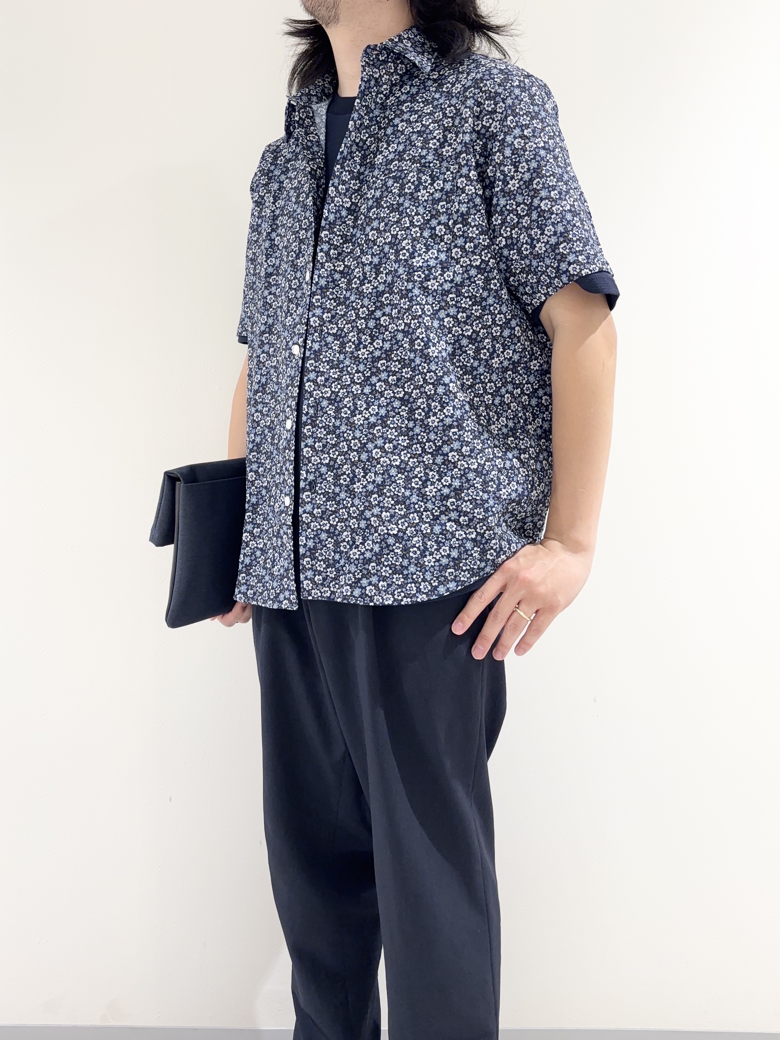 及川さんの「TAKEO KIKUCHI｜リップル小花シャツ」を使ったコーディネート