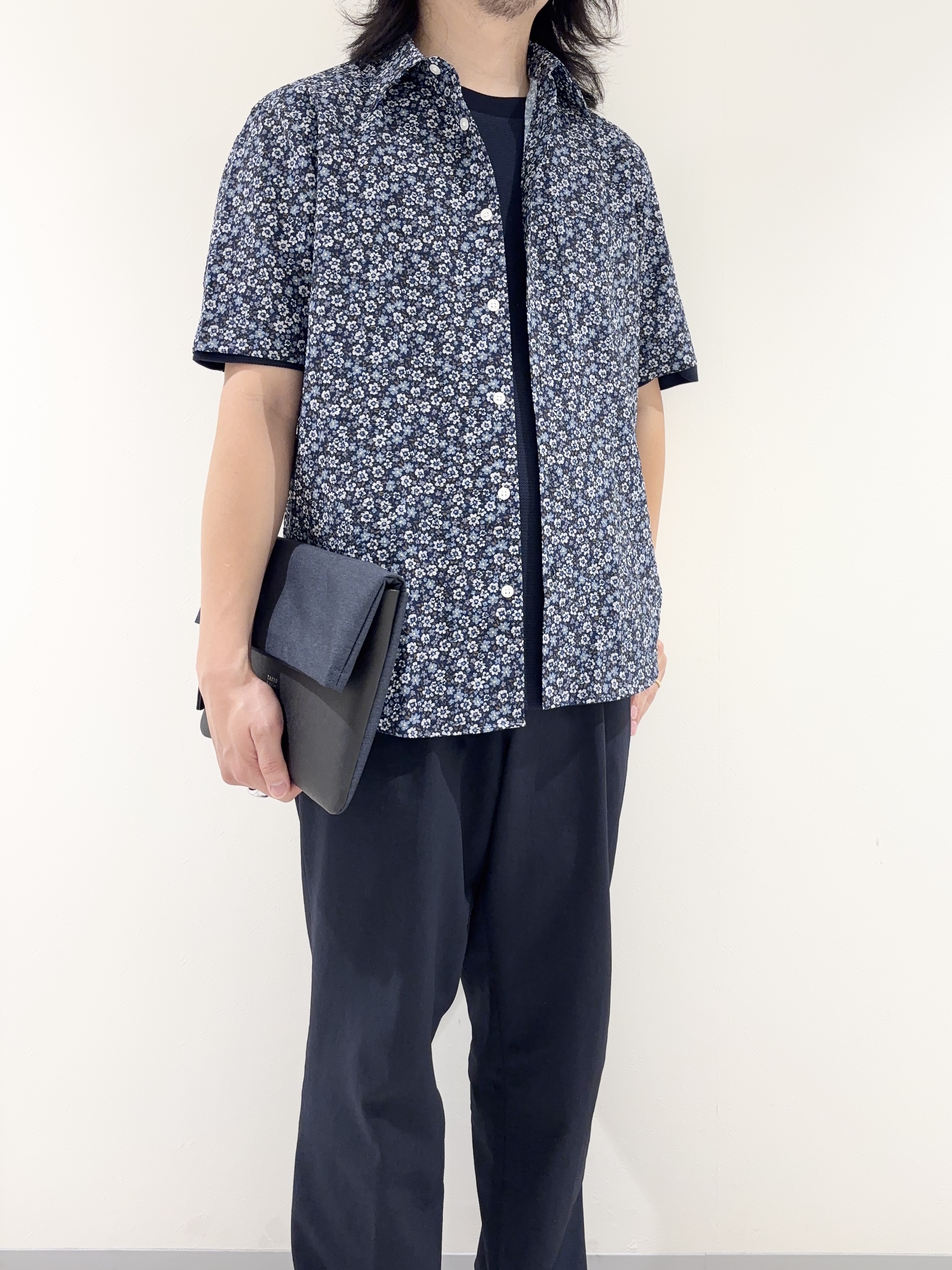 及川さんの「TAKEO KIKUCHI｜リップル小花シャツ」を使ったコーディネート