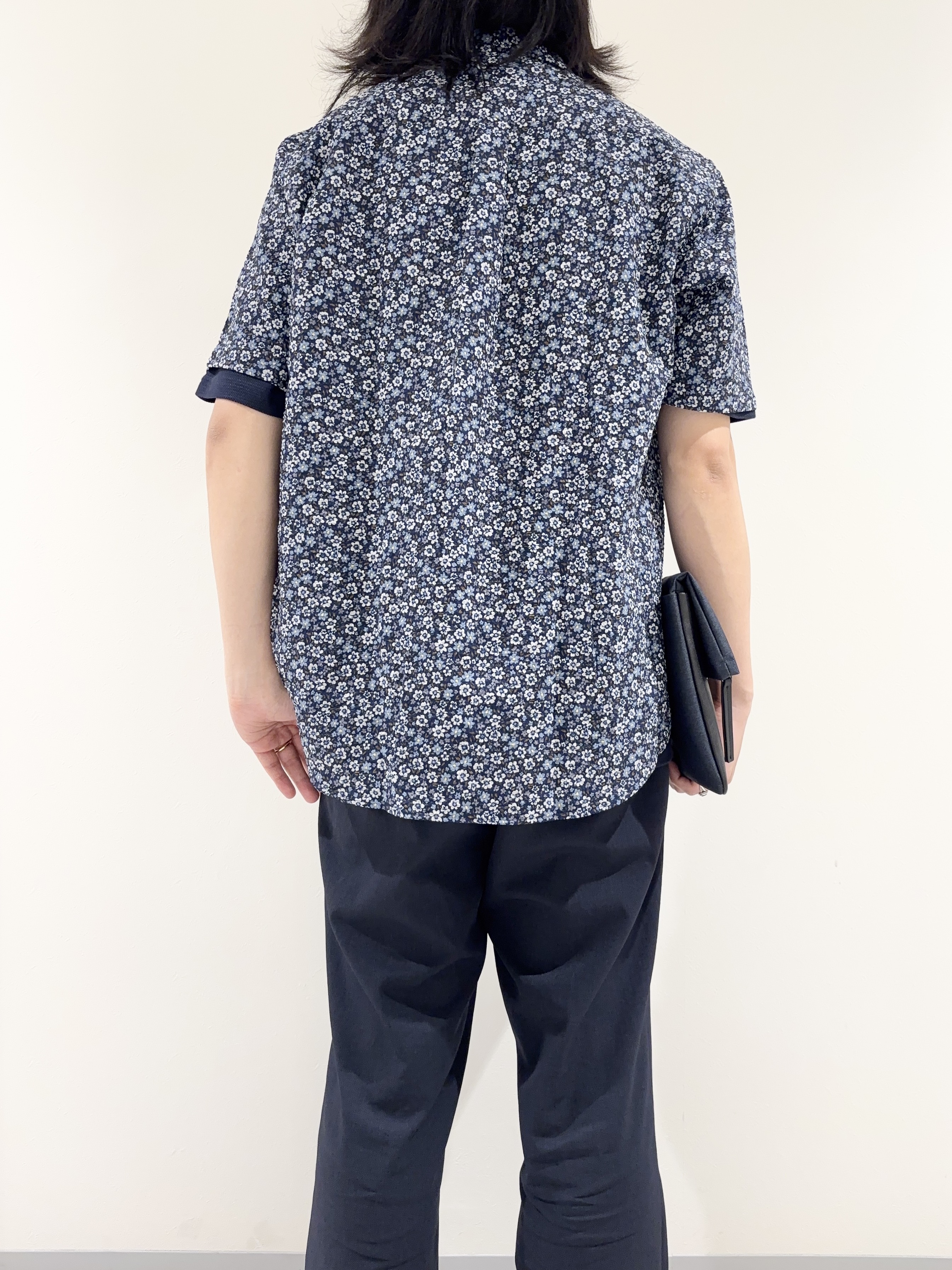 及川さんの「TAKEO KIKUCHI｜リップル小花シャツ」を使ったコーディネート