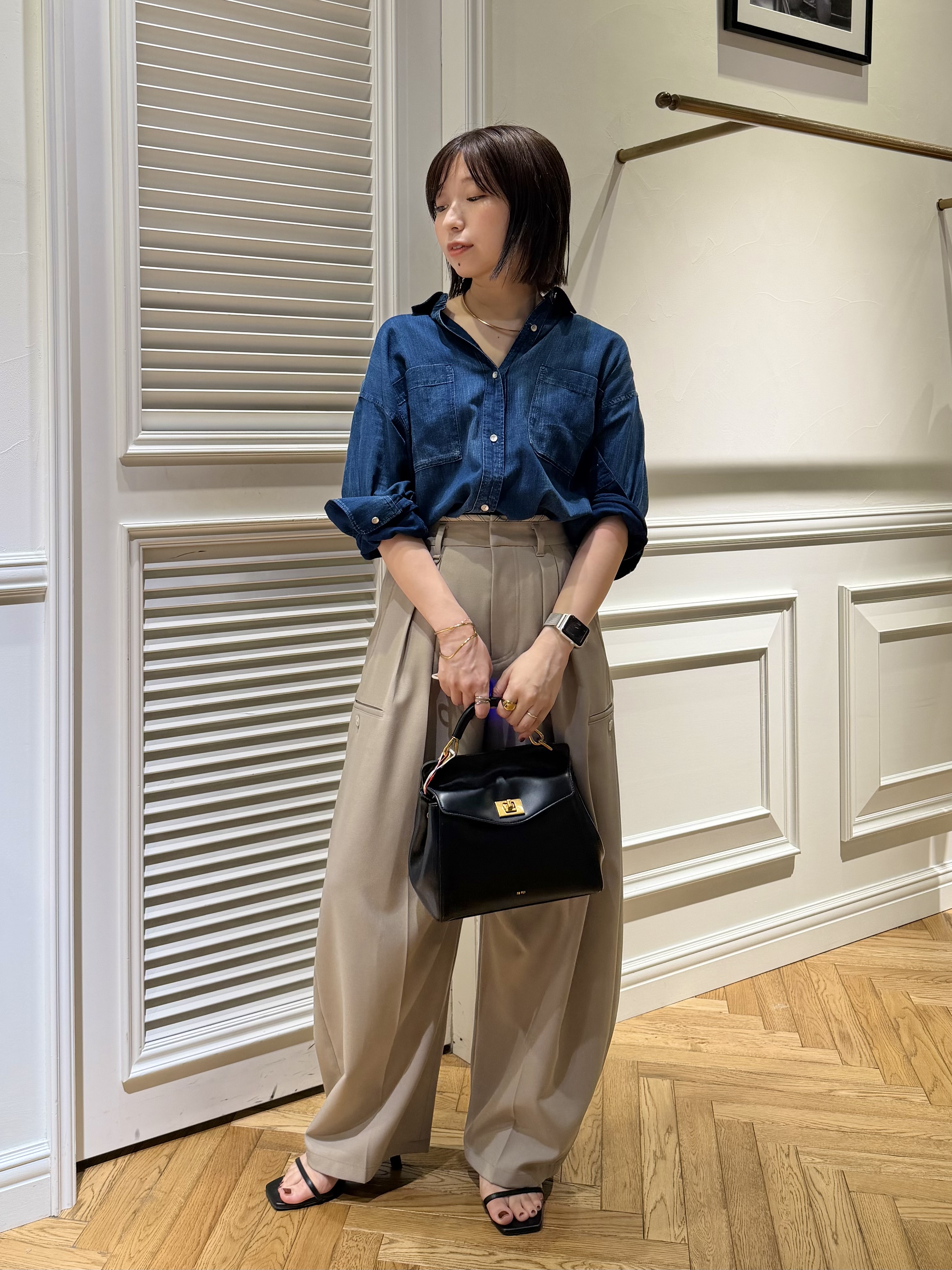 つじ まこさんの「DRESSTERIOR｜【夏デニム】シアーデニムシャツ」を使ったコーディネート