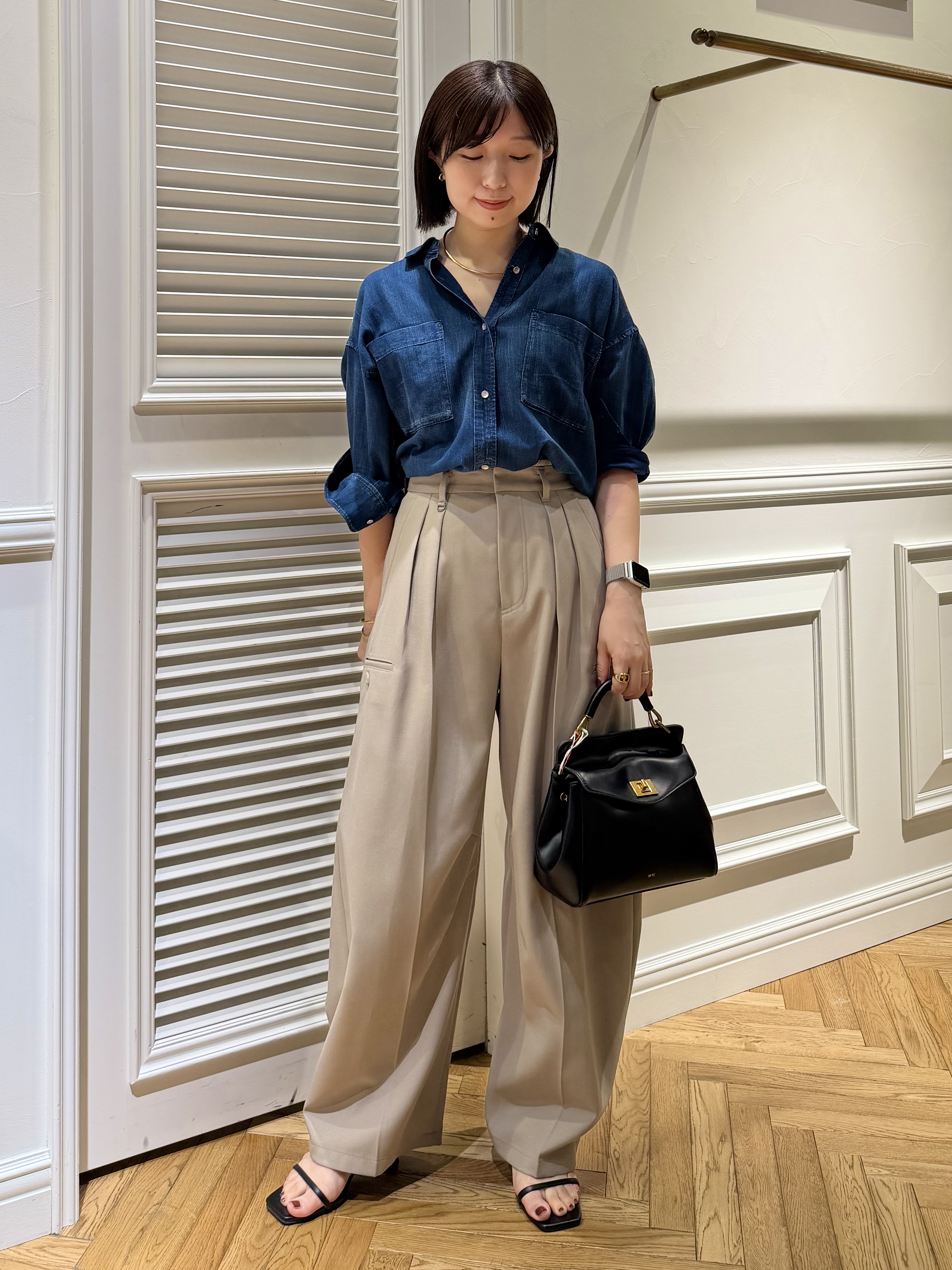 つじ まこさんの「DRESSTERIOR｜【夏デニム】シアーデニムシャツ」を使ったコーディネート