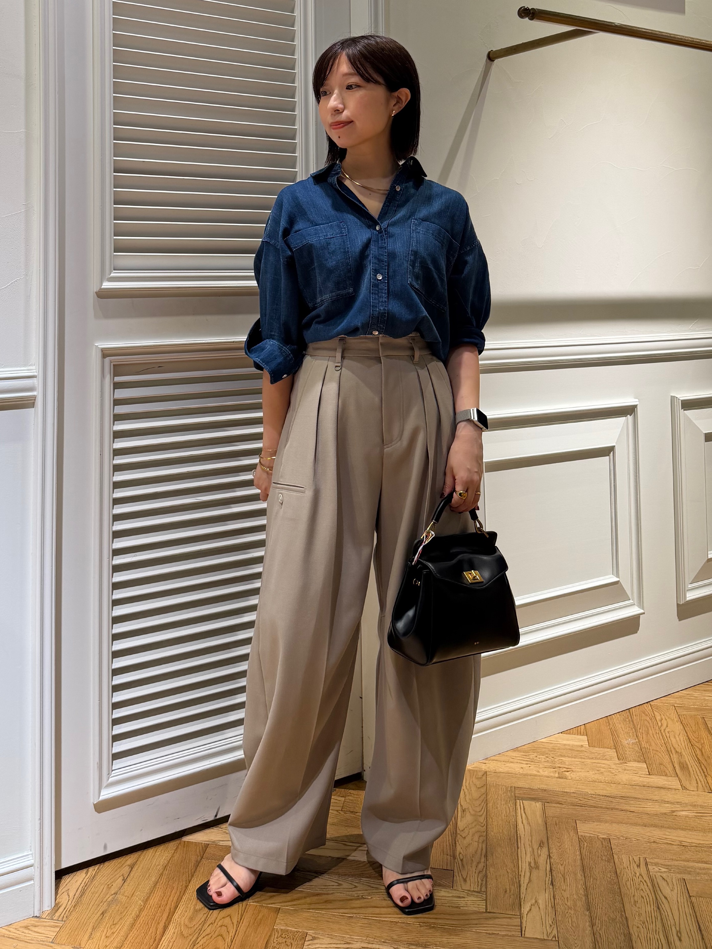 つじ まこさんの「DRESSTERIOR｜【夏デニム】シアーデニムシャツ」を使ったコーディネート