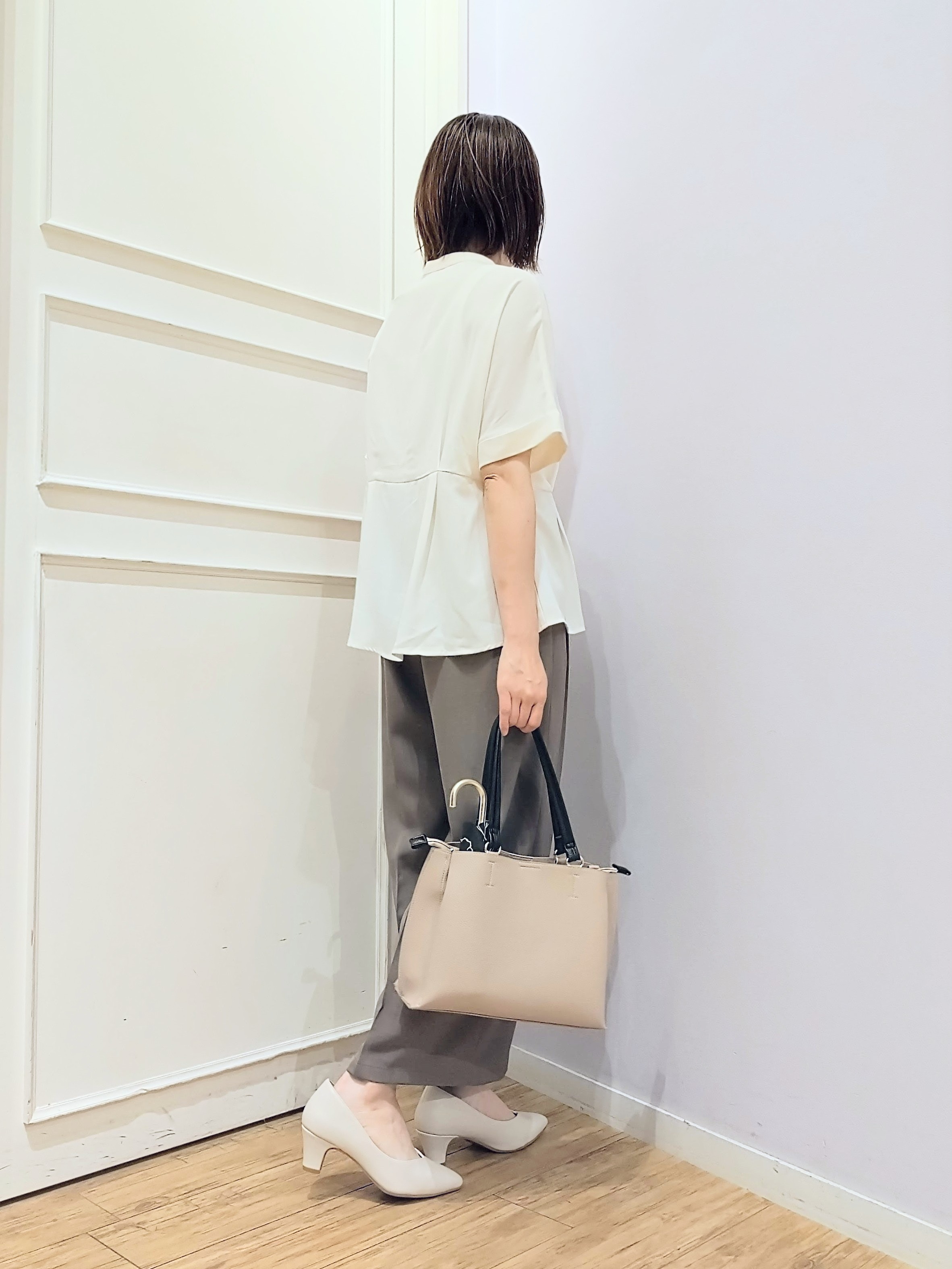 miomioさんの「SHOO･LA･RUE｜【ひんやり/UV/通勤】洗濯後しわになりにくい インしない ウエストタックペプラムブラウス」を使ったコーディネート