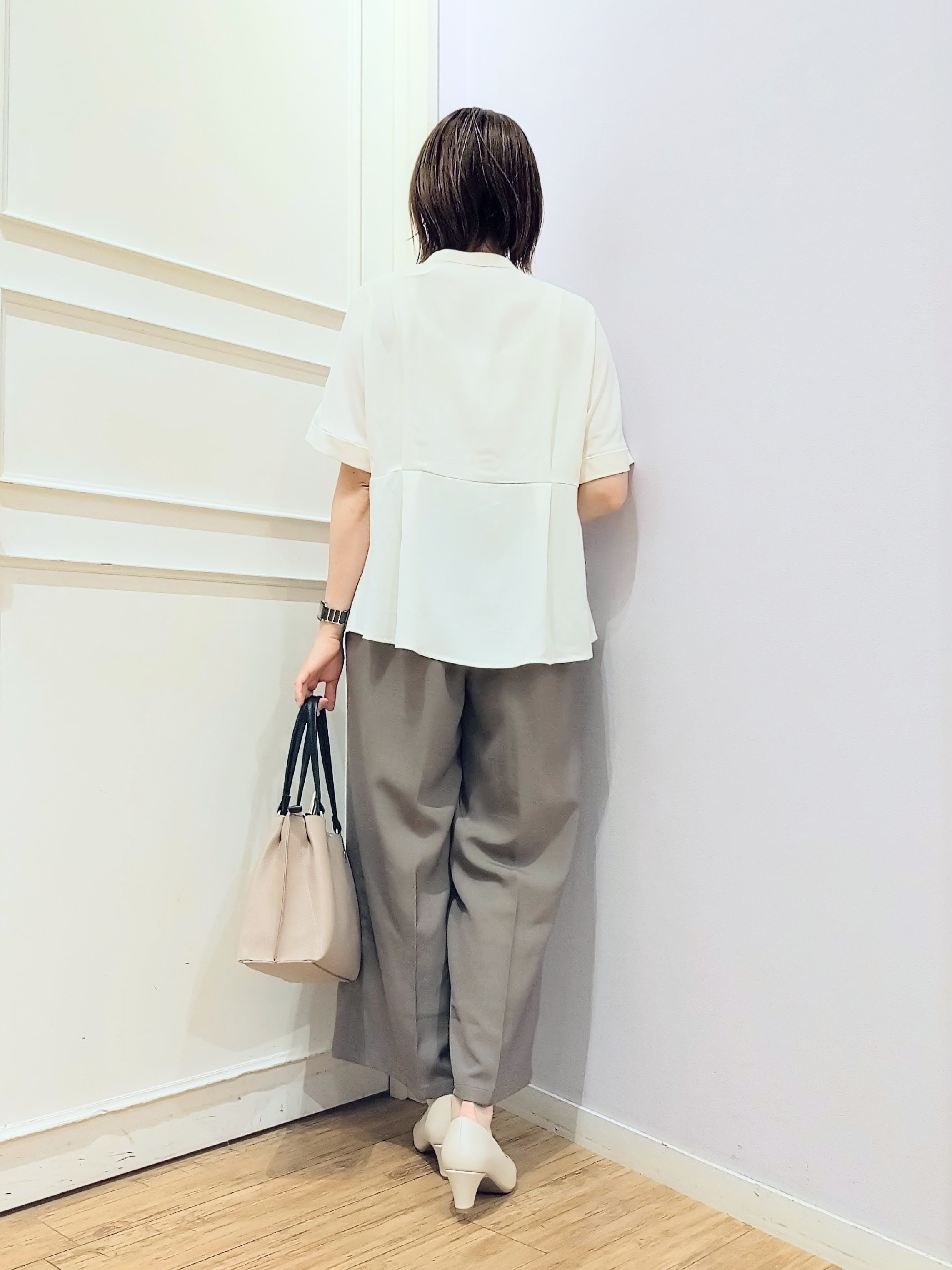 miomioさんの「SHOO･LA･RUE｜【ひんやり/UV/通勤】洗濯後しわになりにくい インしない ウエストタックペプラムブラウス」を使ったコーディネート