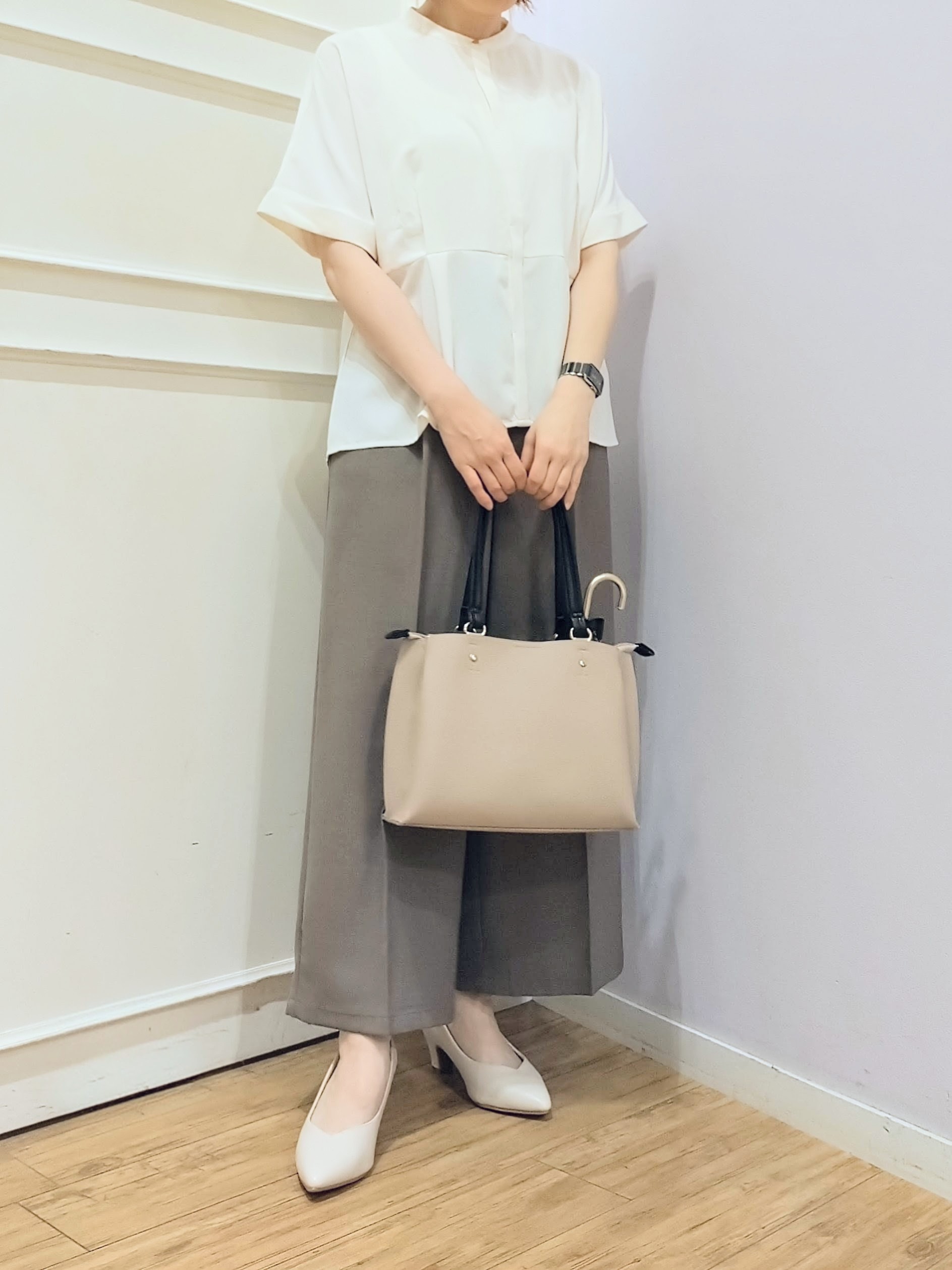 miomioさんの「SHOO･LA･RUE｜【ひんやり/UV/通勤】洗濯後しわになりにくい インしない ウエストタックペプラムブラウス」を使ったコーディネート