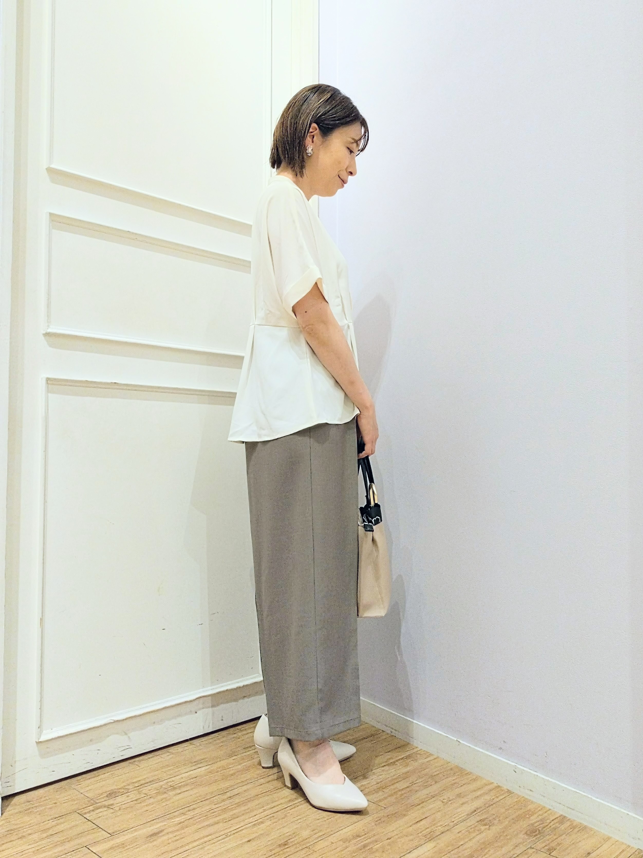 miomioさんの「SHOO･LA･RUE｜【ひんやり/UV/通勤】洗濯後しわになりにくい インしない ウエストタックペプラムブラウス」を使ったコーディネート