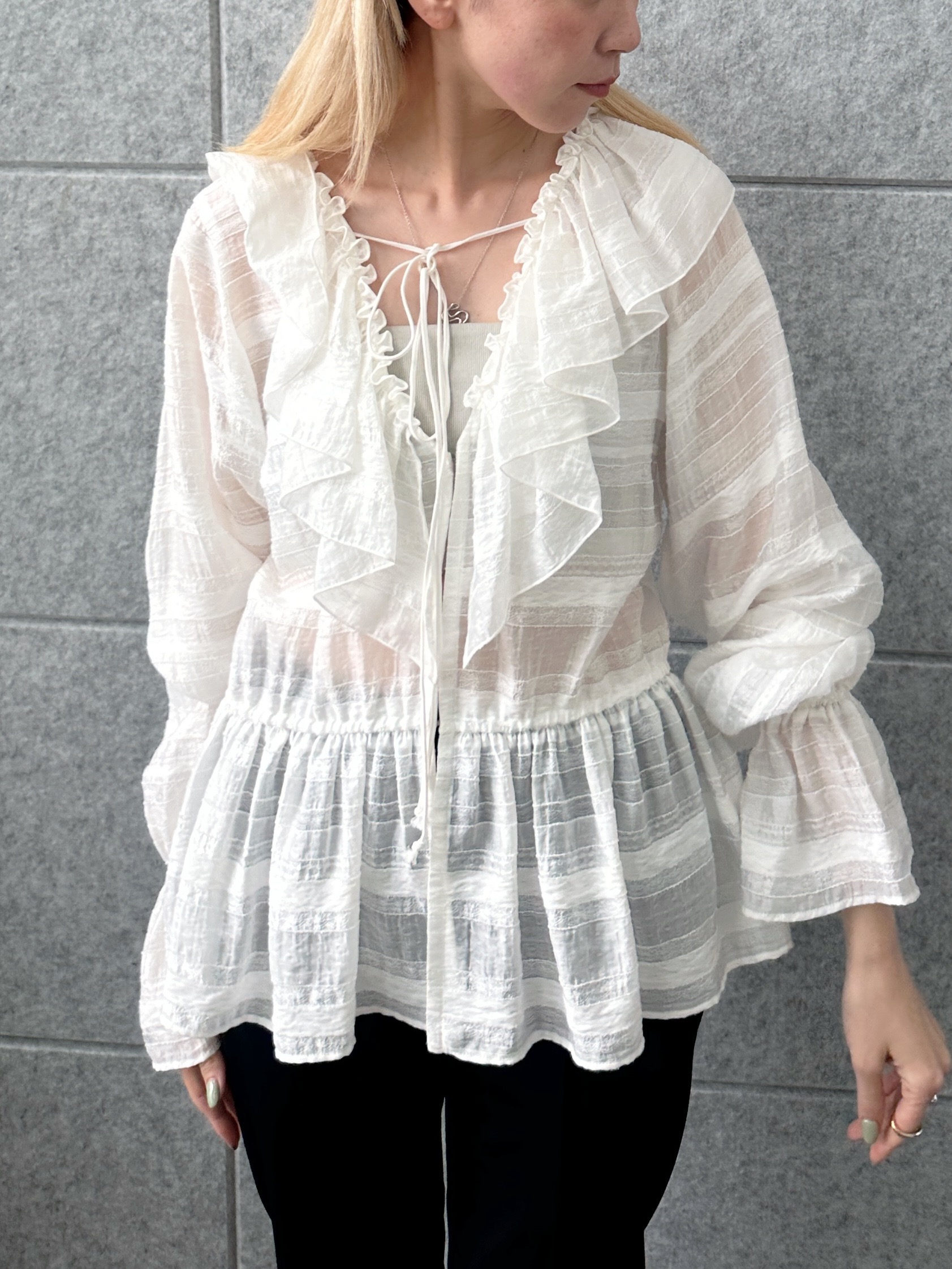 Buyer sakkoさんの「CODE A｜dream ruffle lace blouse」を使ったコーディネート