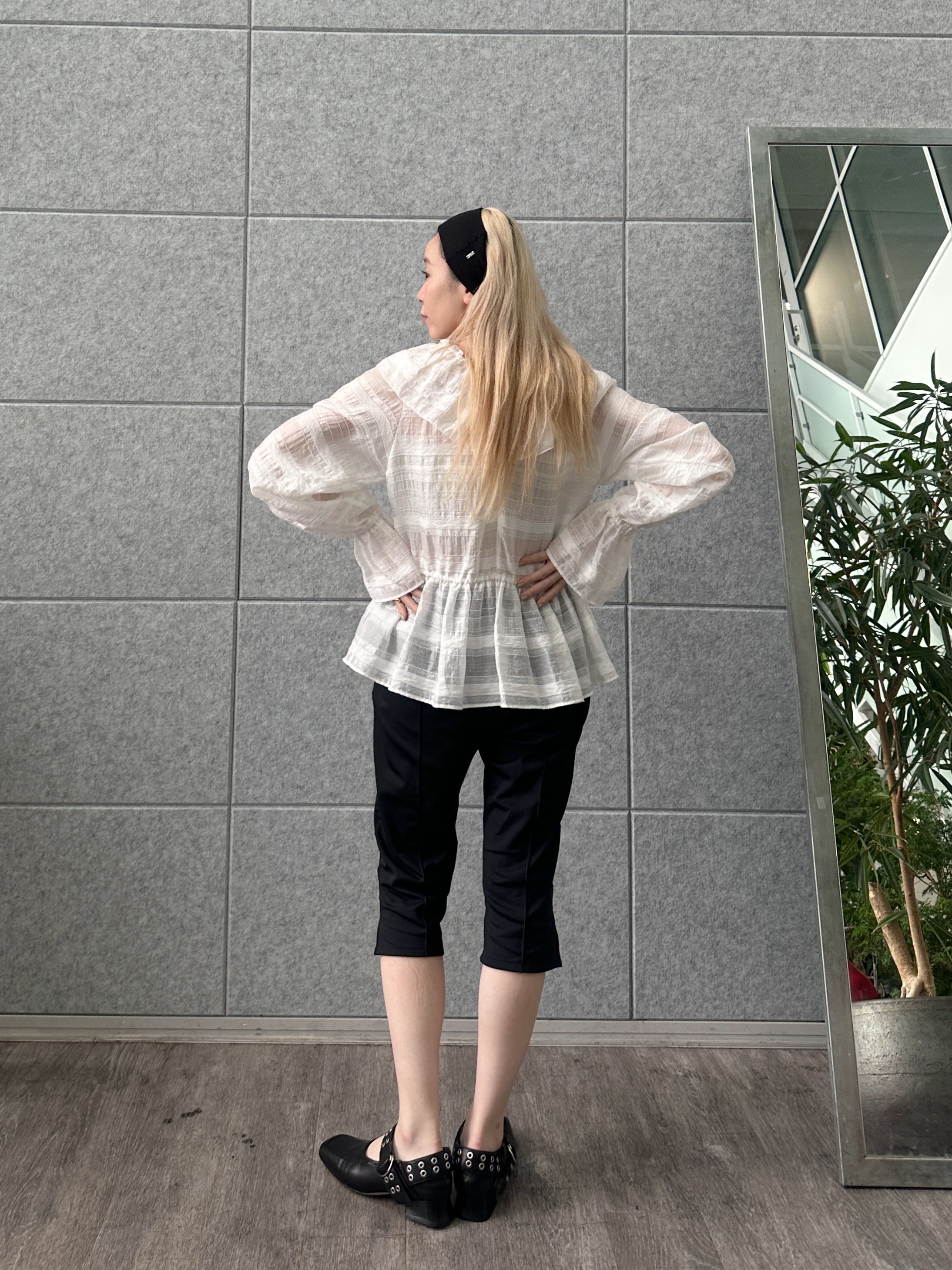 Buyer sakkoさんの「CODE A｜dream ruffle lace blouse」を使ったコーディネート
