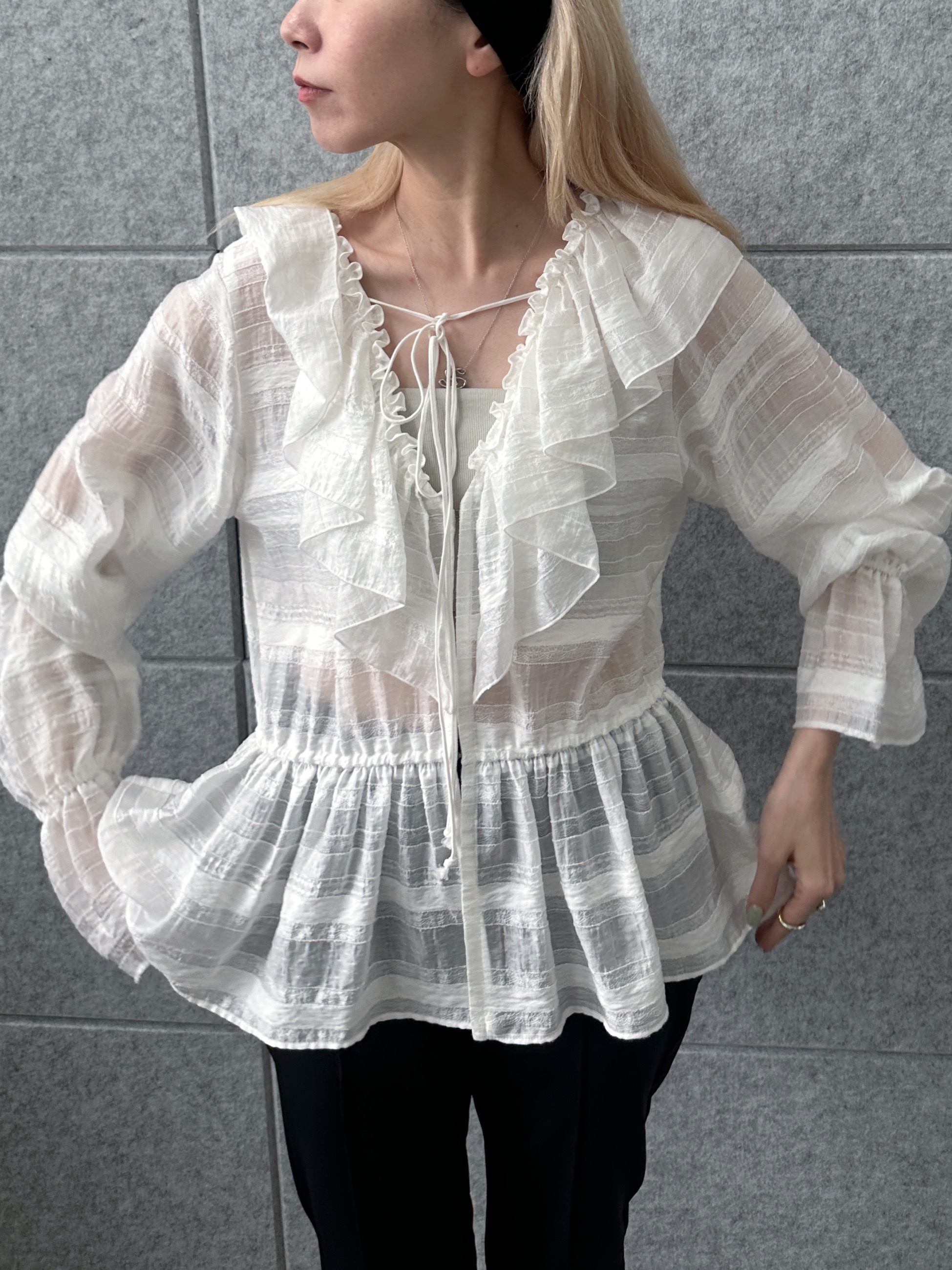 Buyer sakkoさんの「CODE A｜dream ruffle lace blouse」を使ったコーディネート