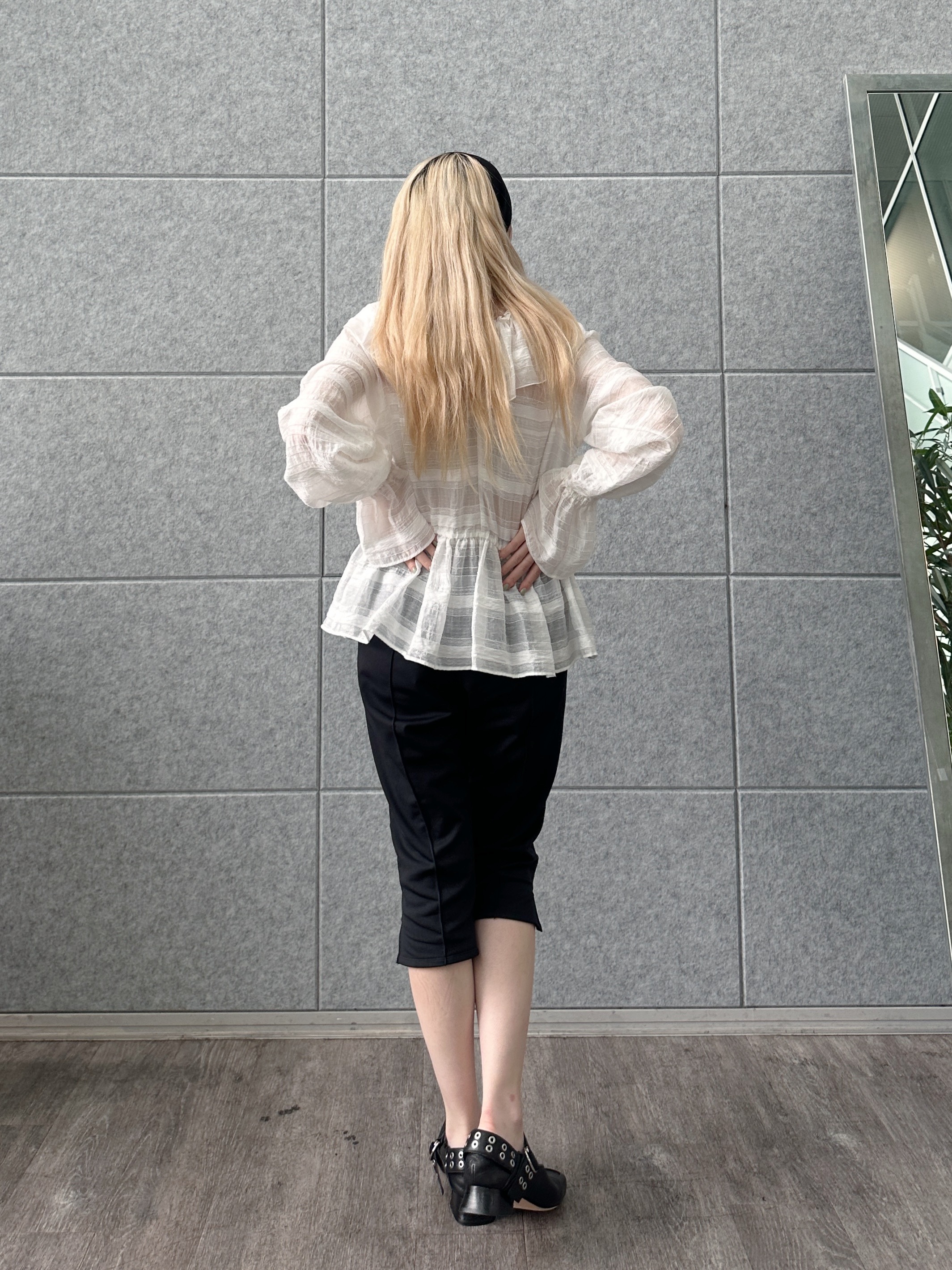 Buyer sakkoさんの「CODE A｜dream ruffle lace blouse」を使ったコーディネート