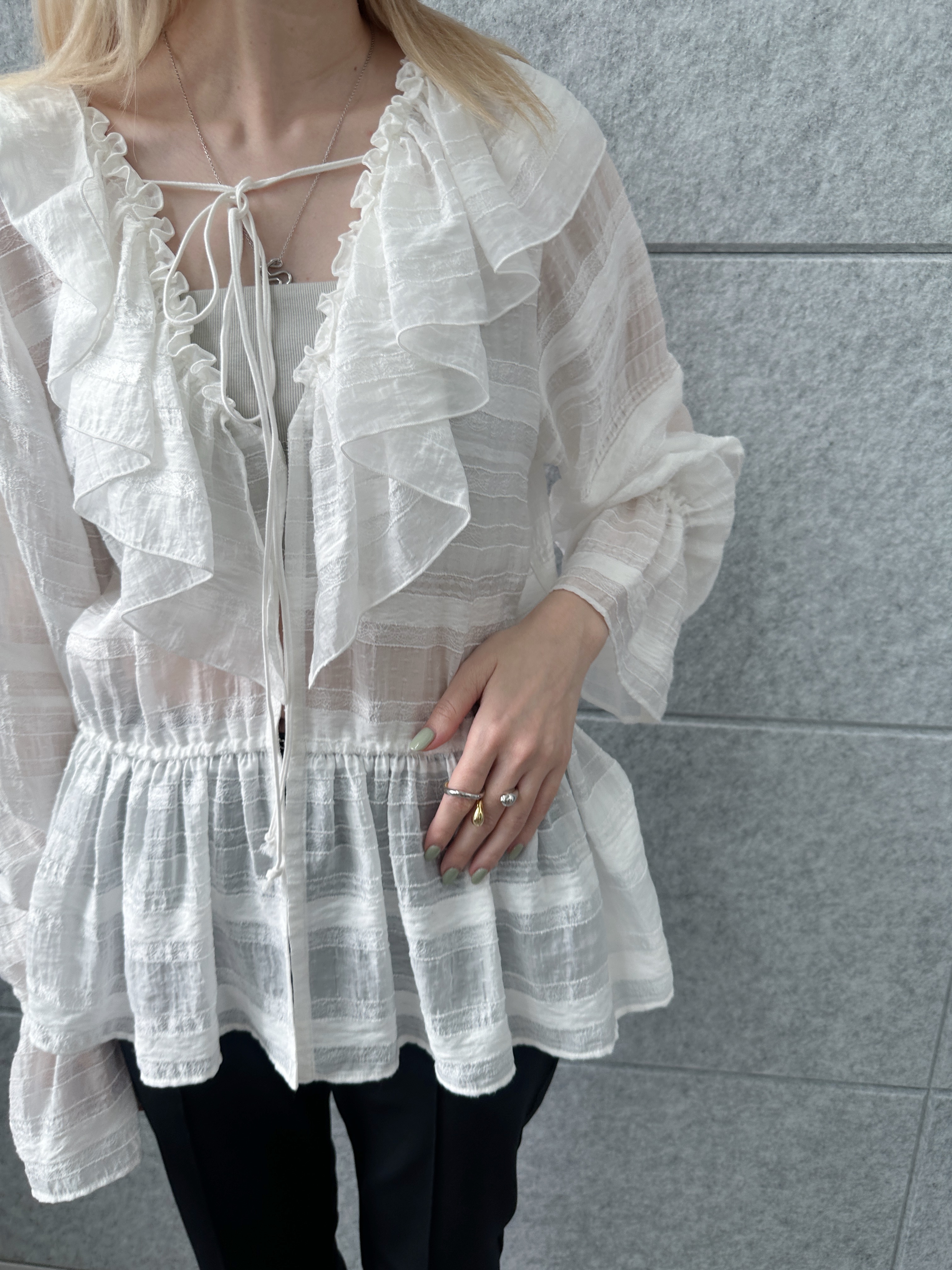 Buyer sakkoさんの「CODE A｜dream ruffle lace blouse」を使ったコーディネート