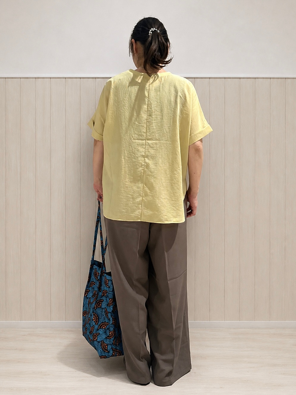 まつみさんの「SHOO･LA･RUE｜【着丈選べる/ひんやり/体型カバー】洗濯後しわになりにくい さらさらドルマンブラウス」を使ったコーディネート