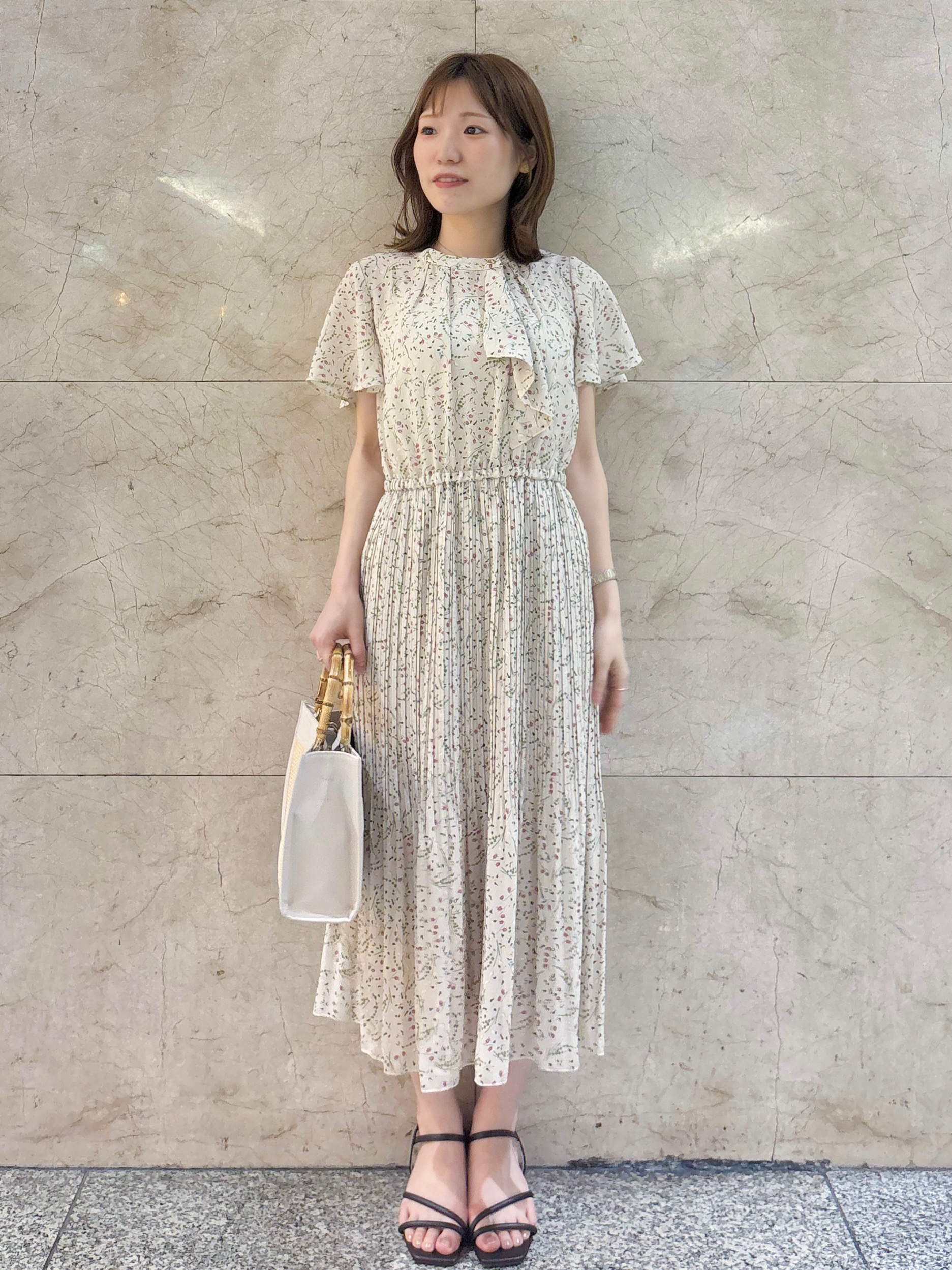 hさんの「index｜◆【日比谷花壇コラボ】ラッフルタイプリーツワンピース【防シワ/洗濯機OK】」を使ったコーディネート