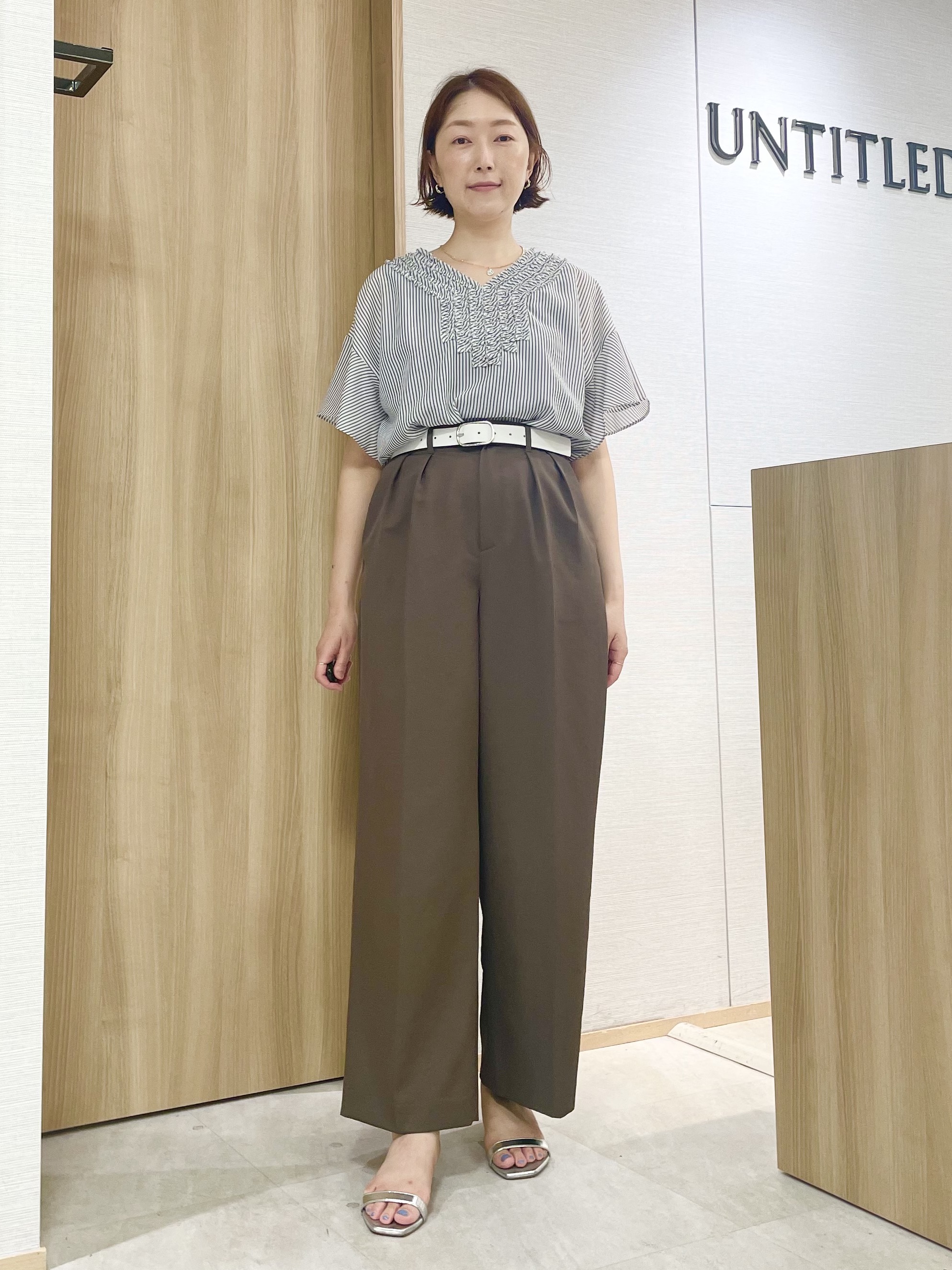 aliceさんの「UNTITLED｜【接触冷感/通気性/洗える】Vネックフリルブラウス」を使ったコーディネート