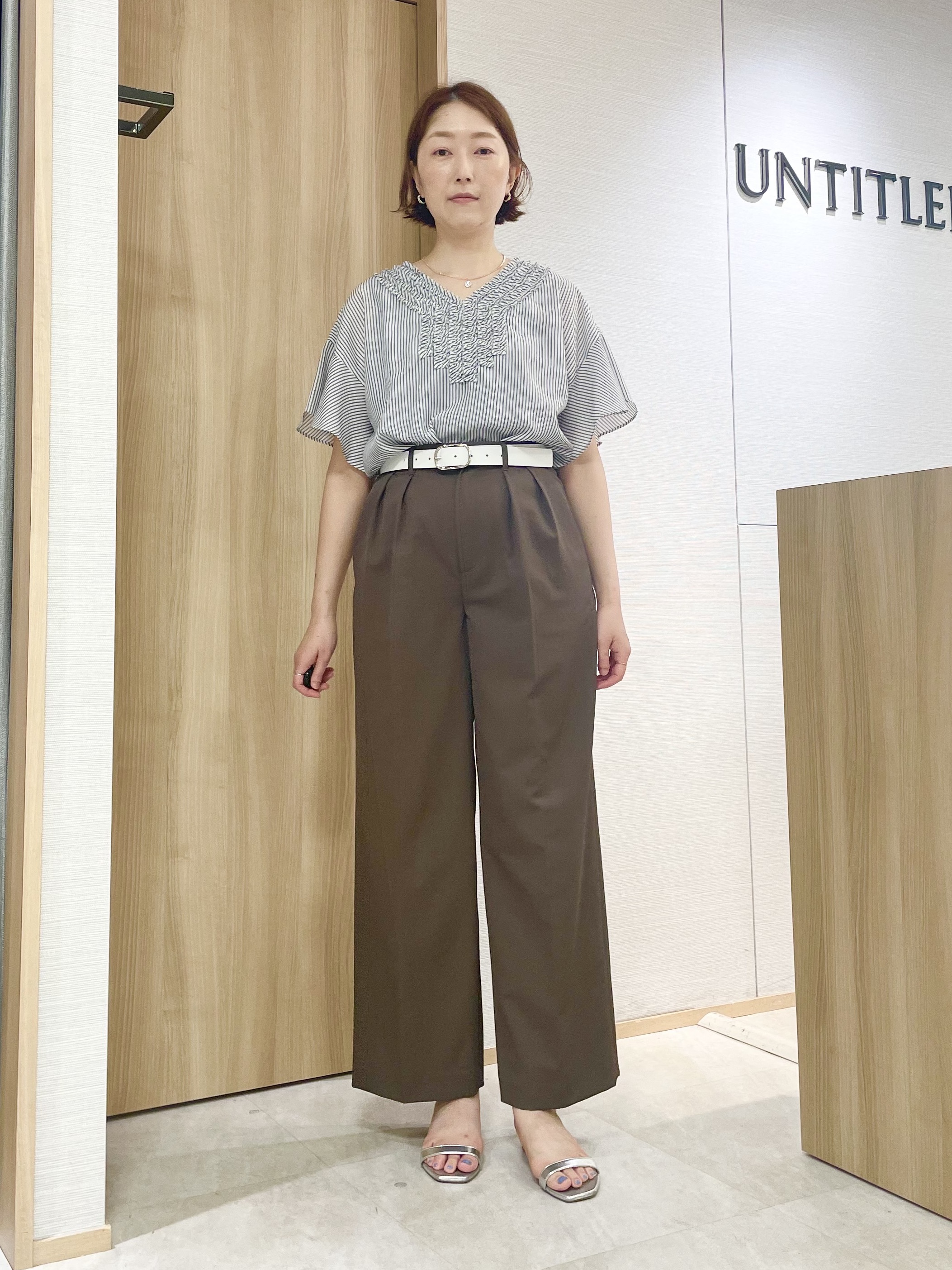 aliceさんの「UNTITLED｜【接触冷感/通気性/洗える】Vネックフリルブラウス」を使ったコーディネート