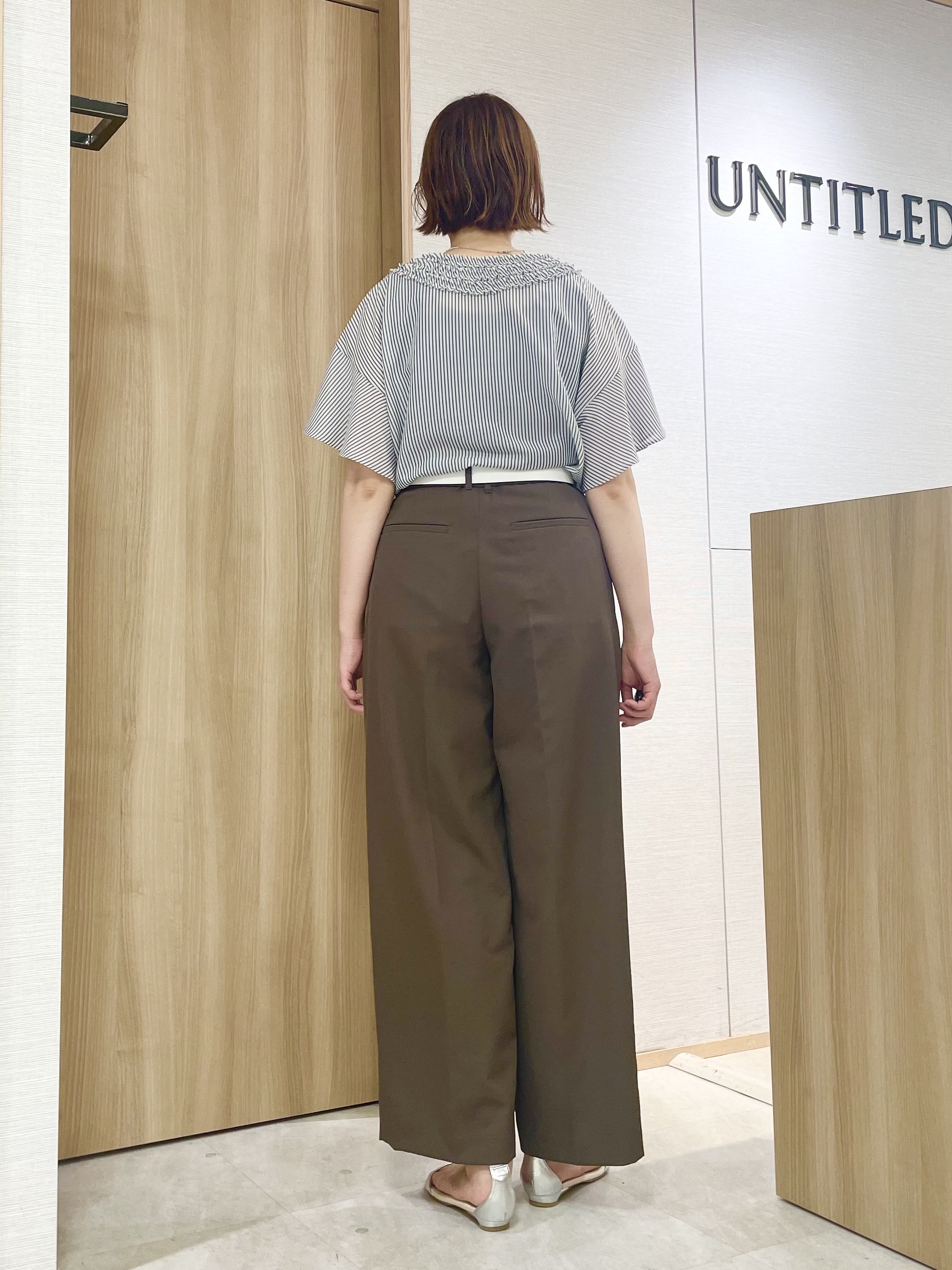 aliceさんの「UNTITLED｜【接触冷感/通気性/洗える】Vネックフリルブラウス」を使ったコーディネート