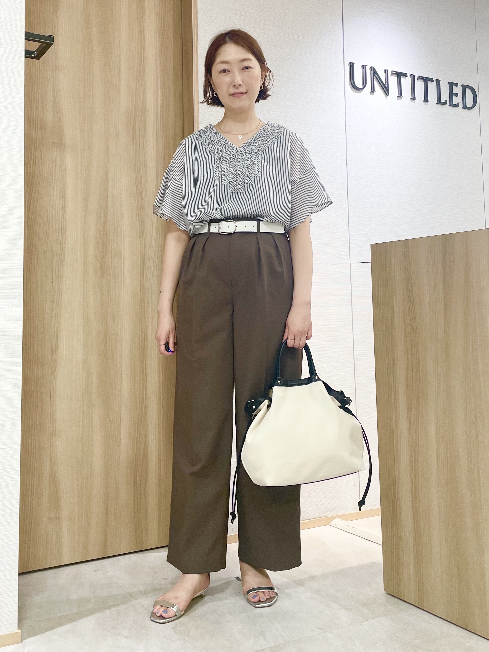 aliceさんの「UNTITLED｜【接触冷感/通気性/洗える】Vネックフリルブラウス」を使ったコーディネート