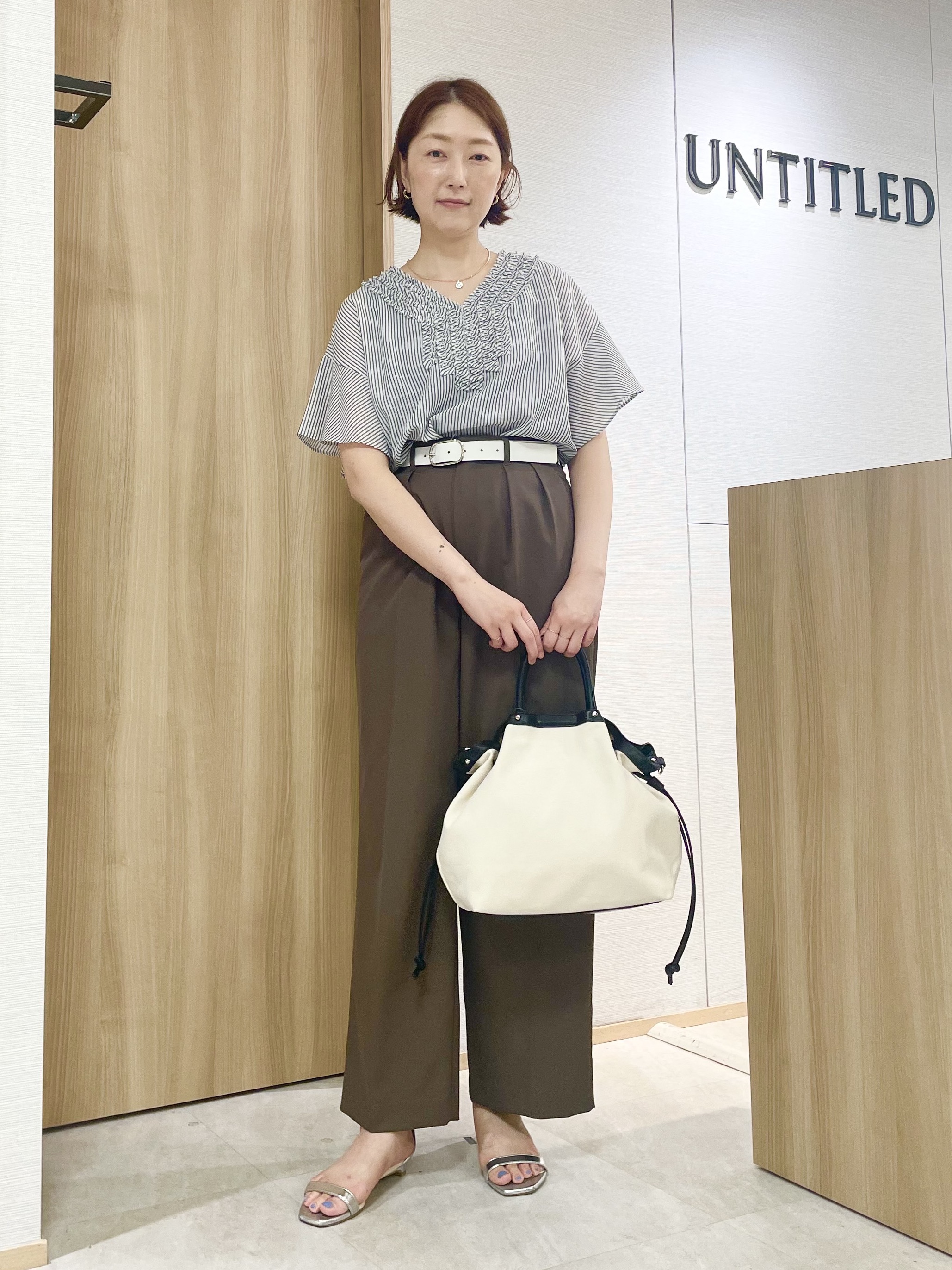 aliceさんの「UNTITLED｜【接触冷感/通気性/洗える】Vネックフリルブラウス」を使ったコーディネート