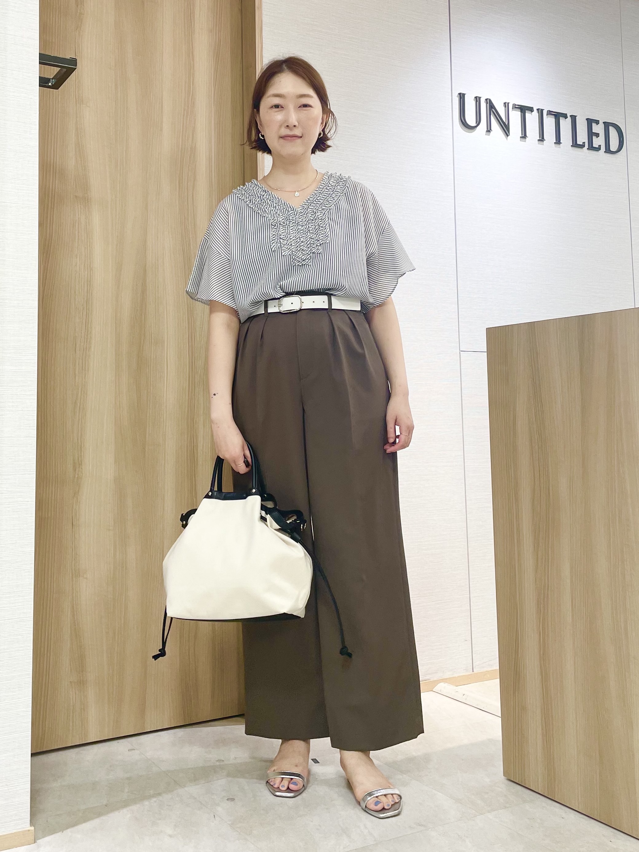 aliceさんの「UNTITLED｜【接触冷感/通気性/洗える】Vネックフリルブラウス」を使ったコーディネート