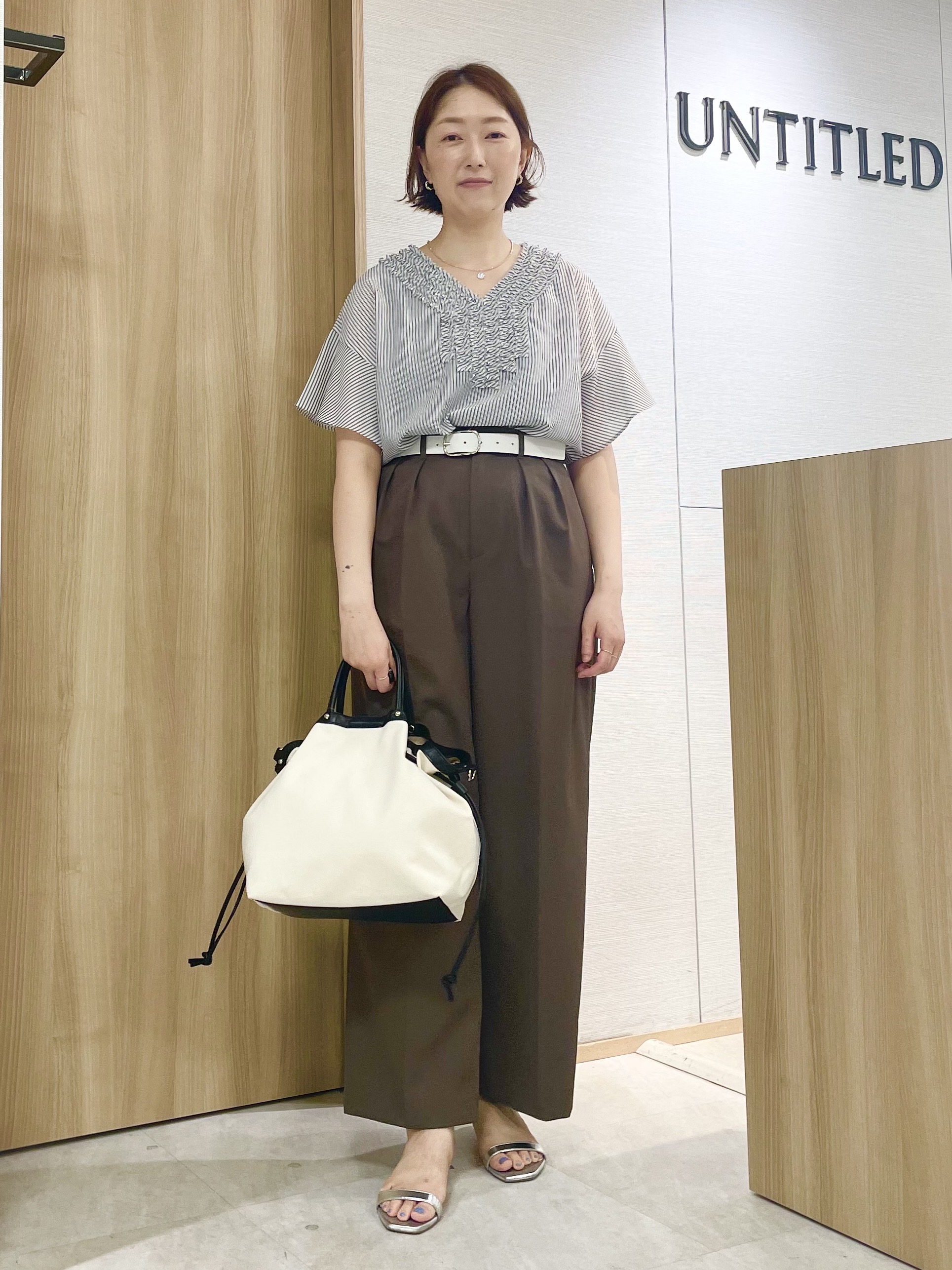 aliceさんの「UNTITLED｜【接触冷感/通気性/洗える】Vネックフリルブラウス」を使ったコーディネート