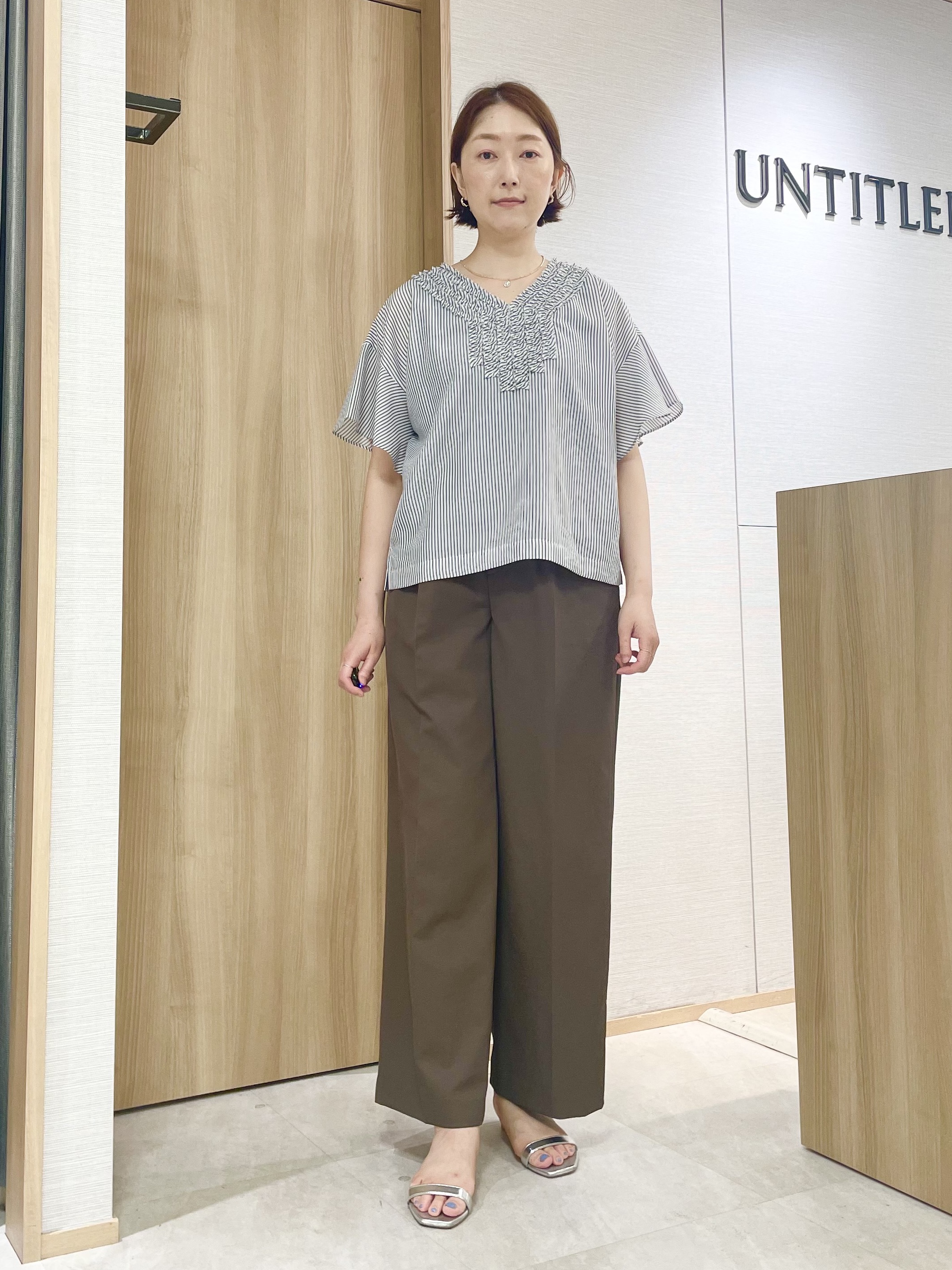 aliceさんの「UNTITLED｜【接触冷感/通気性/洗える】Vネックフリルブラウス」を使ったコーディネート