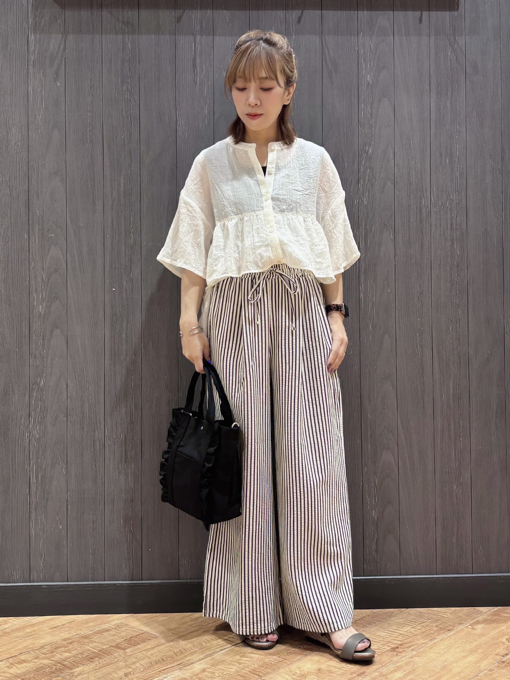 meiさんの「SHOO･LA･RUE｜フロントフリル シアーワッシャーブラウス」を使ったコーディネート