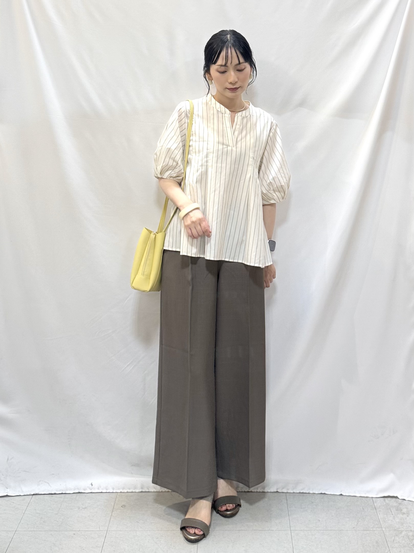 𝐇𝐢𝐫𝐨𝐦𝐢さんの「SHOO･LA･RUE｜【高レビュー/洗濯後しわになりにくい/インせず着られる】自然に体型カバー 麻調ペプラムブラウス」を使ったコーディネート