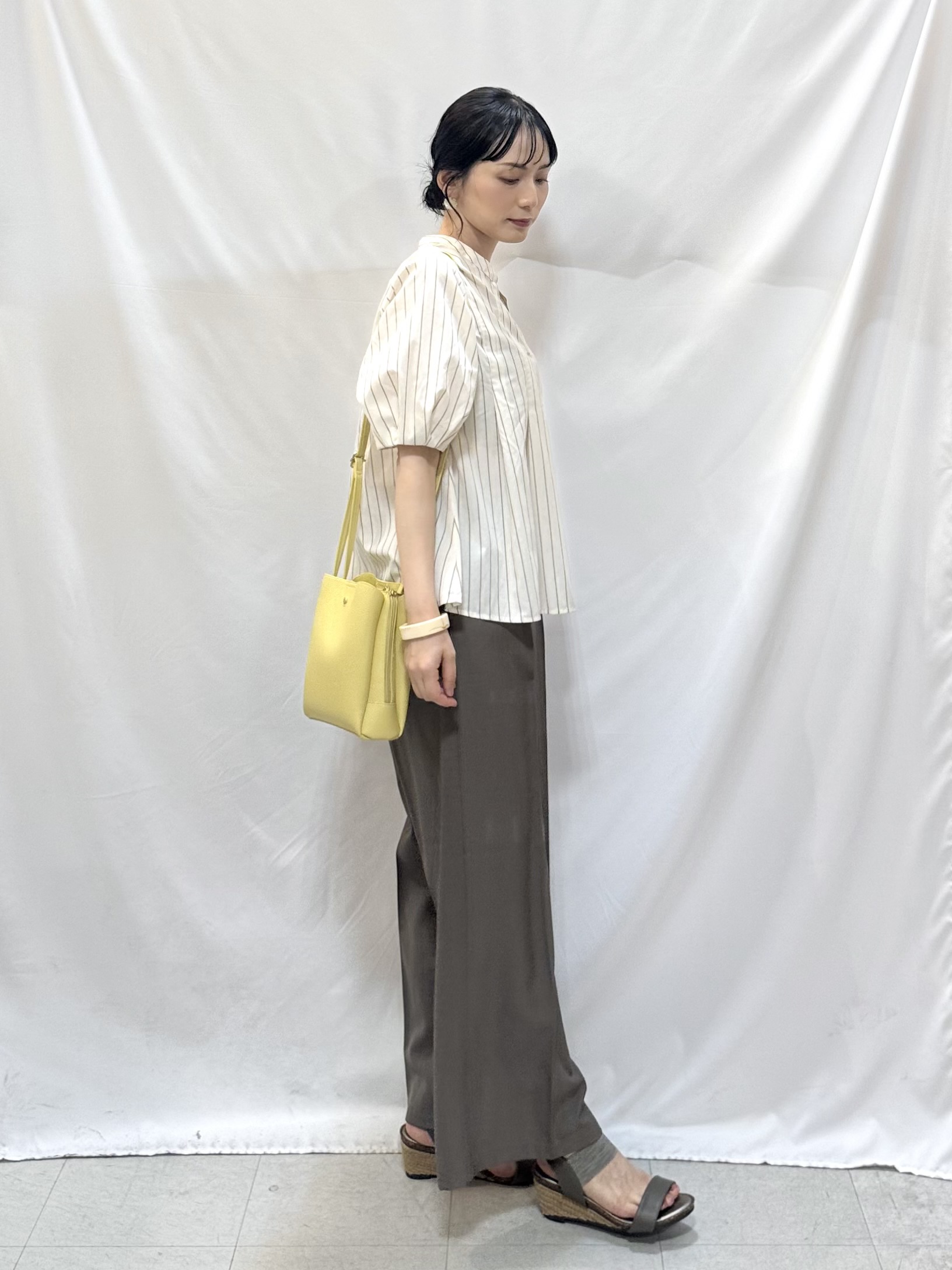𝐇𝐢𝐫𝐨𝐦𝐢さんの「SHOO･LA･RUE｜【高レビュー/洗濯後しわになりにくい/インせず着られる】自然に体型カバー 麻調ペプラムブラウス」を使ったコーディネート