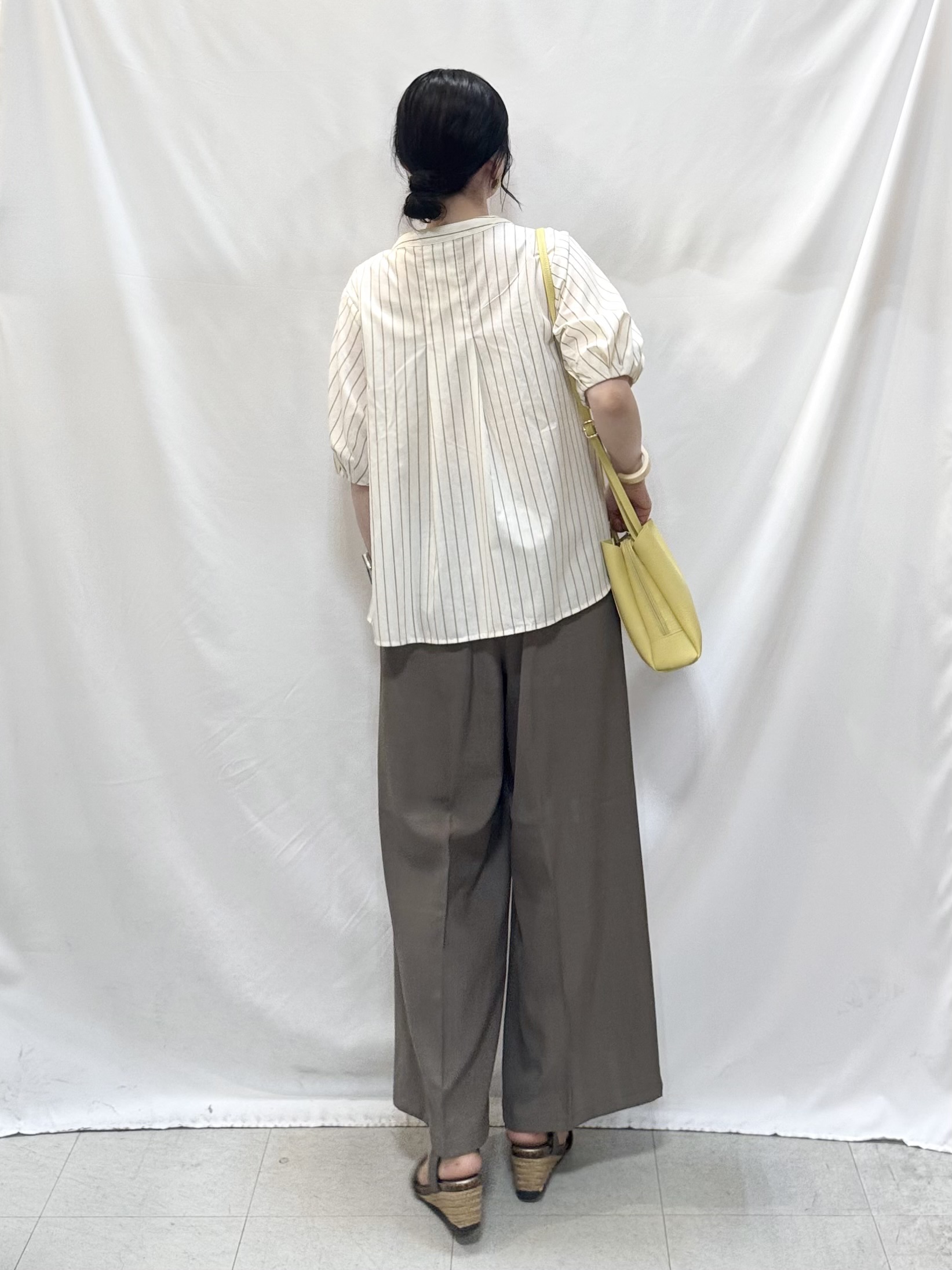 𝐇𝐢𝐫𝐨𝐦𝐢さんの「SHOO･LA･RUE｜【高レビュー/洗濯後しわになりにくい/インせず着られる】自然に体型カバー 麻調ペプラムブラウス」を使ったコーディネート