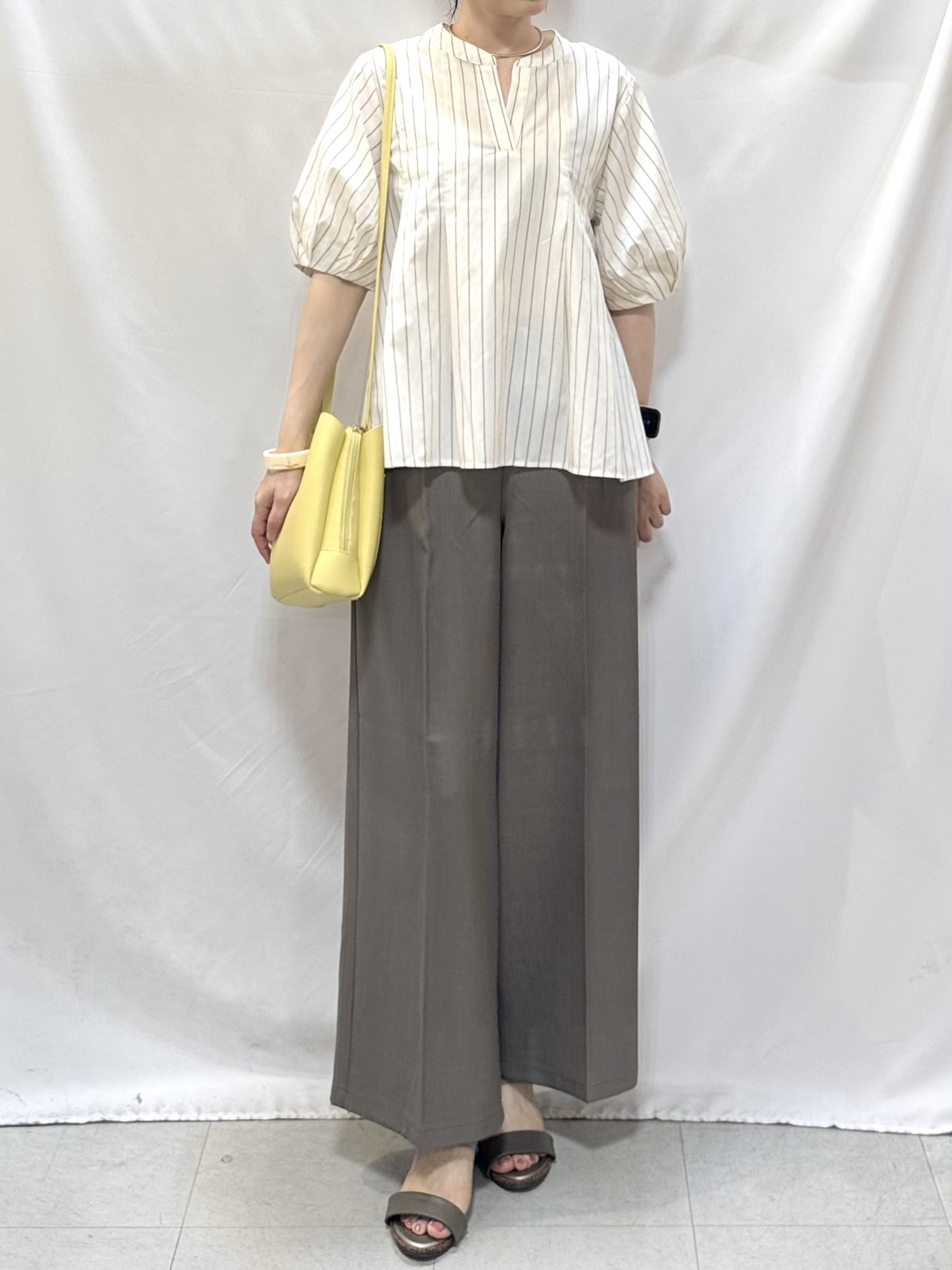 𝐇𝐢𝐫𝐨𝐦𝐢さんの「SHOO･LA･RUE｜【高レビュー/洗濯後しわになりにくい/インせず着られる】自然に体型カバー 麻調ペプラムブラウス」を使ったコーディネート