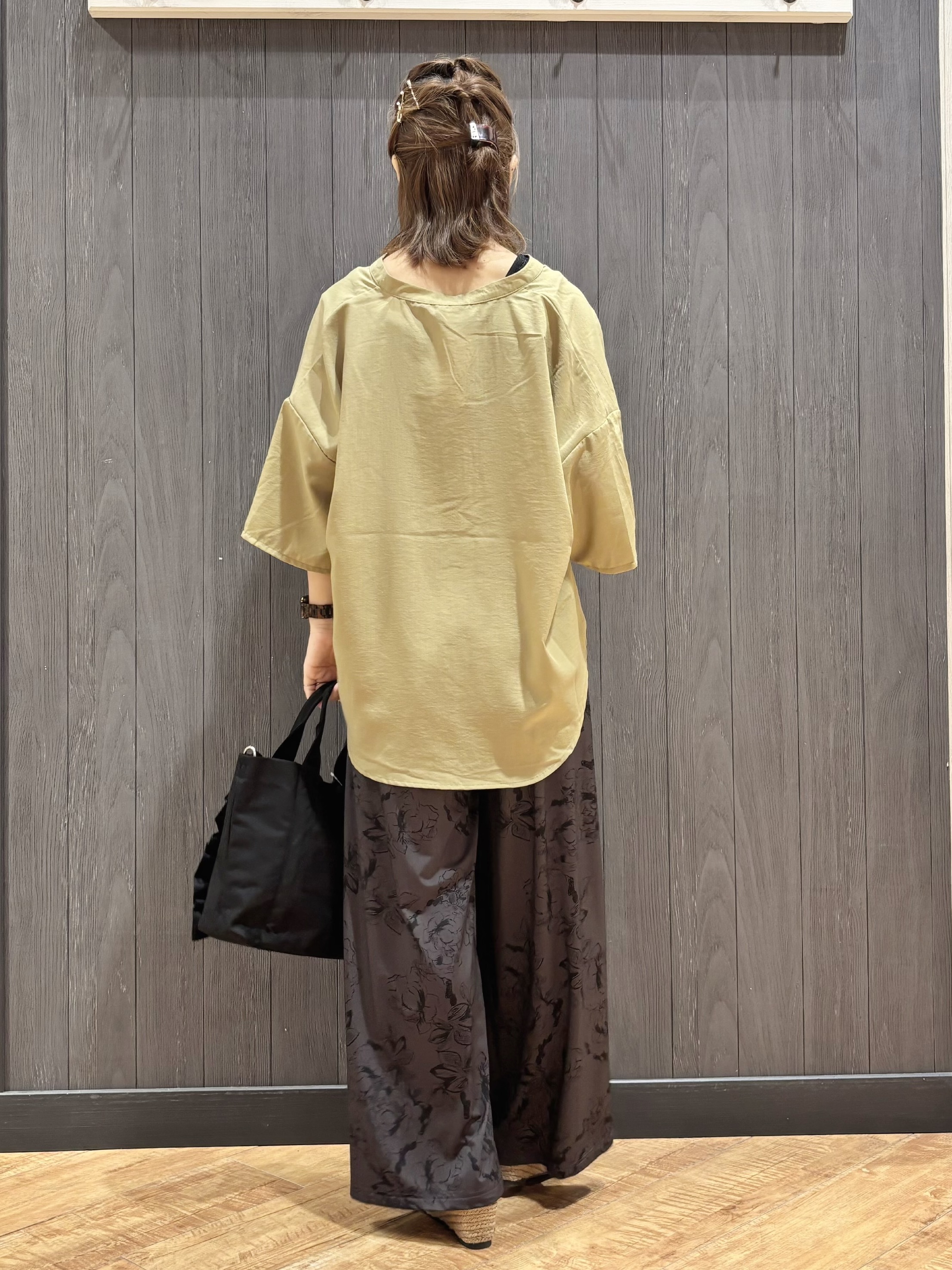 meiさんの「SHOO･LA･RUE｜【洗濯機可/S-LL】大人の抜け感 ゆるっと5分袖シャツ」を使ったコーディネート