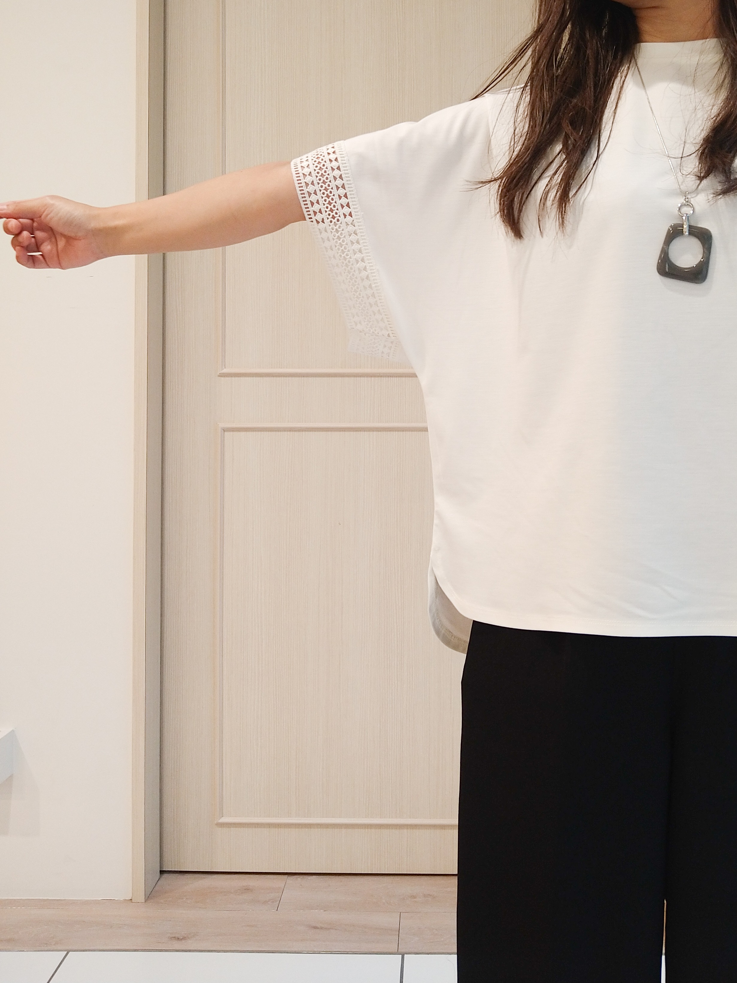 mi-saさんの「SHOO･LA･RUE｜【ひんやり/UV】お袖レースが上品 ゆったりとろみトップス」を使ったコーディネート