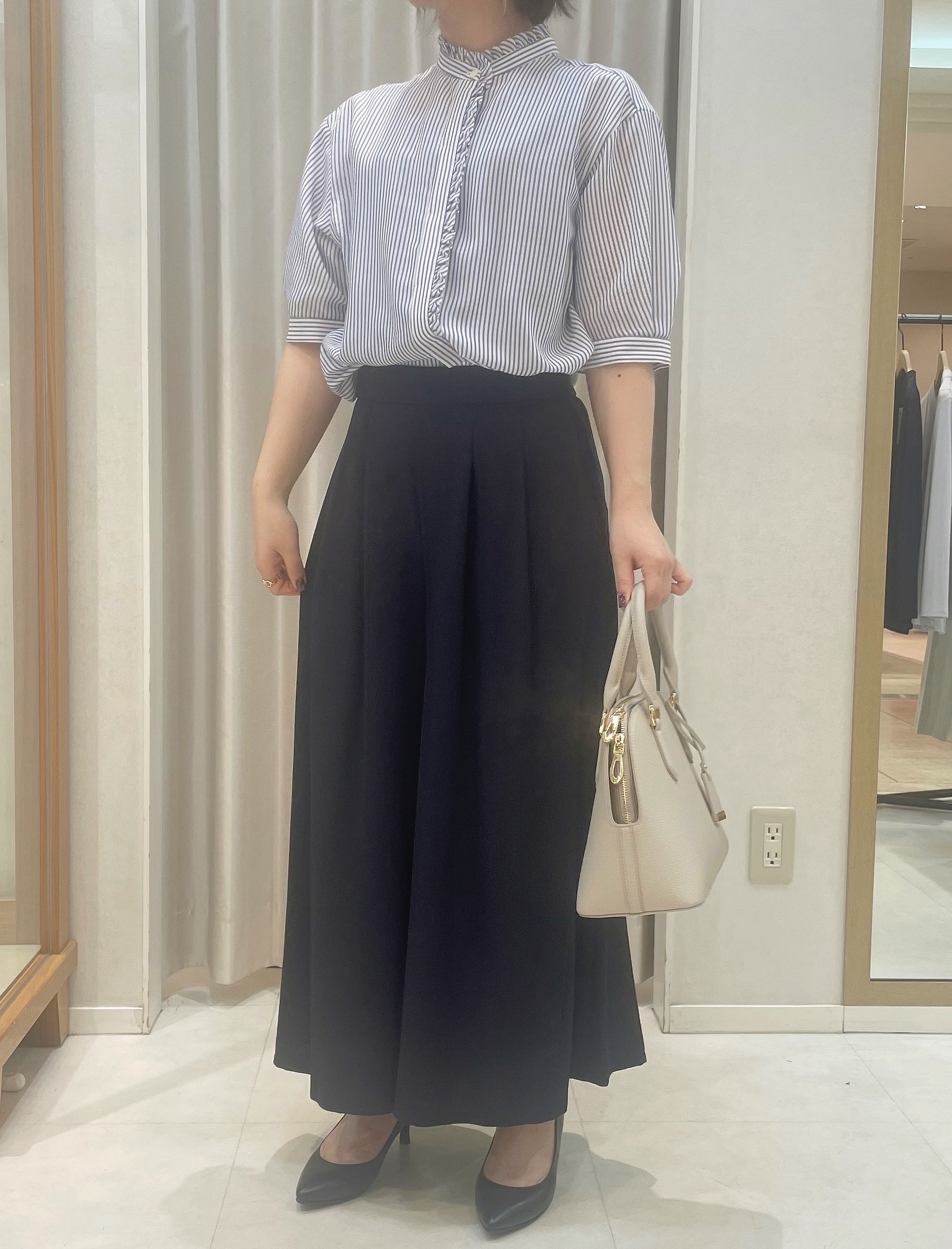 チカさんの「UNTITLED｜【接触冷感/通気性/洗える】スタンドカラーフリルブラウス」を使ったコーディネート