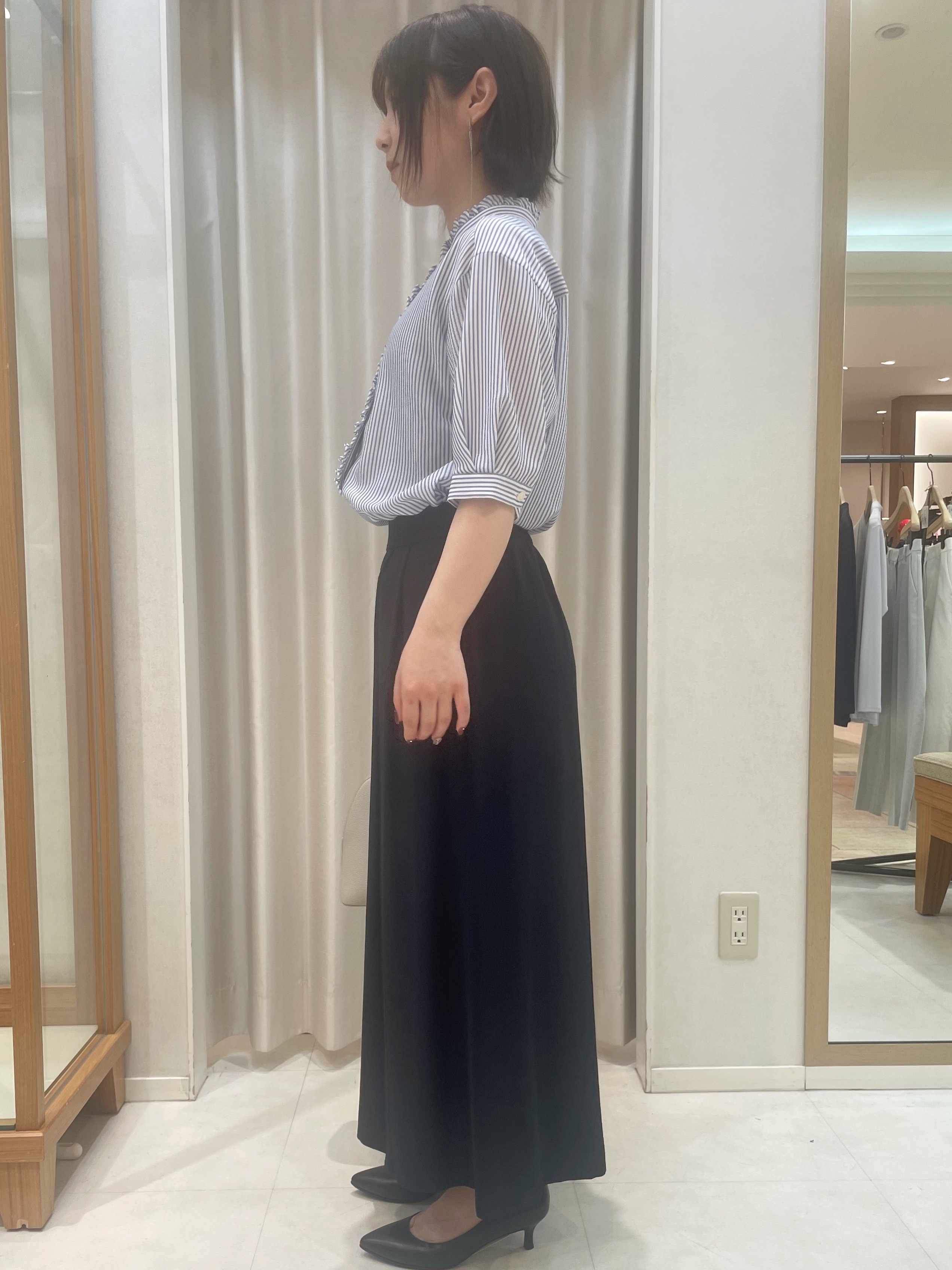 チカさんの「UNTITLED｜【接触冷感/通気性/洗える】スタンドカラーフリルブラウス」を使ったコーディネート