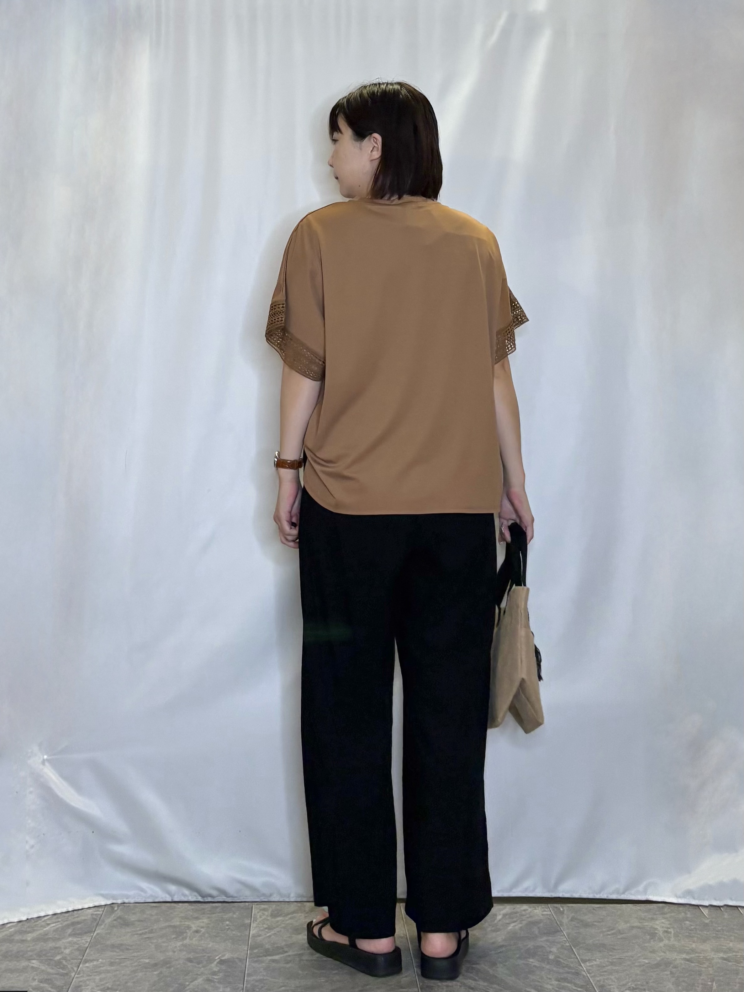 ネリさんの「SHOO･LA･RUE｜【ひんやり/UV】お袖レースが上品 ゆったりとろみトップス」を使ったコーディネート