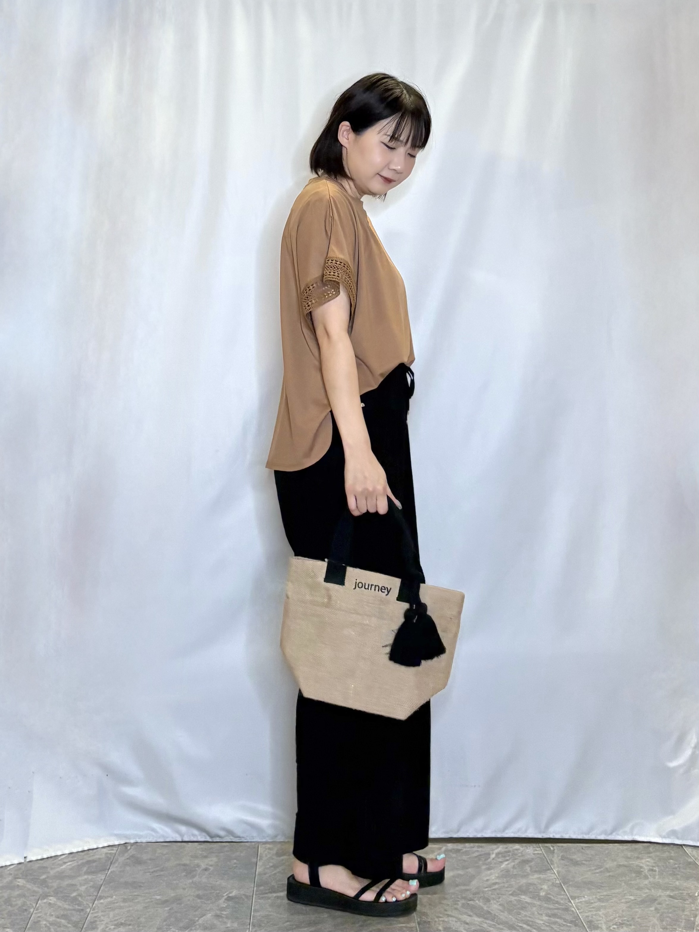 ネリさんの「SHOO･LA･RUE｜【ひんやり/UV】お袖レースが上品 ゆったりとろみトップス」を使ったコーディネート
