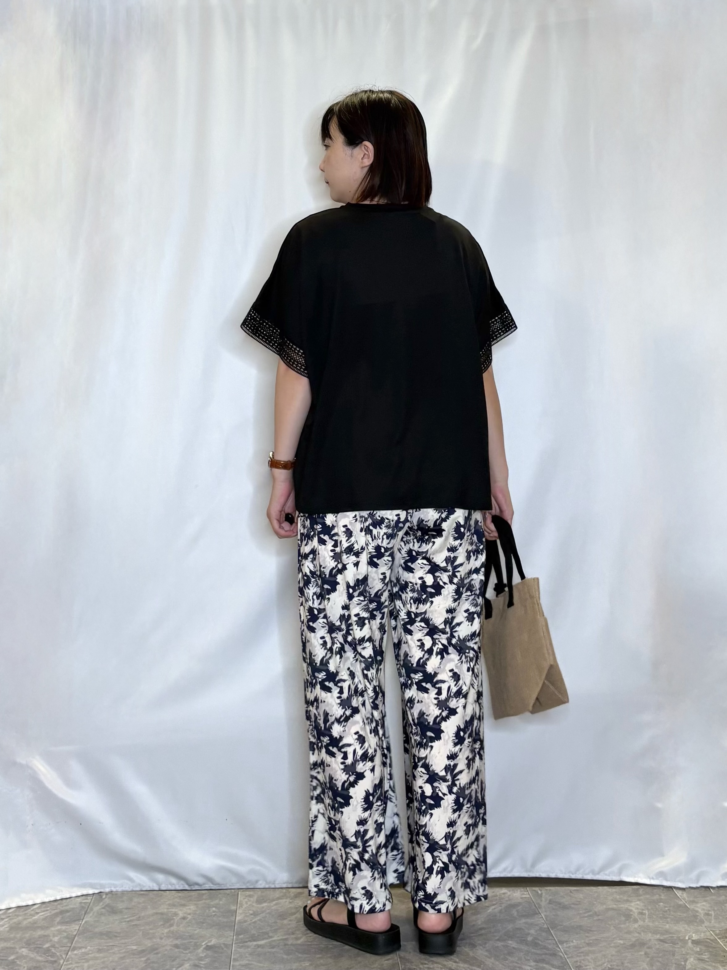 ネリさんの「SHOO･LA･RUE｜【ひんやり/UV】お袖レースが上品 ゆったりとろみトップス」を使ったコーディネート