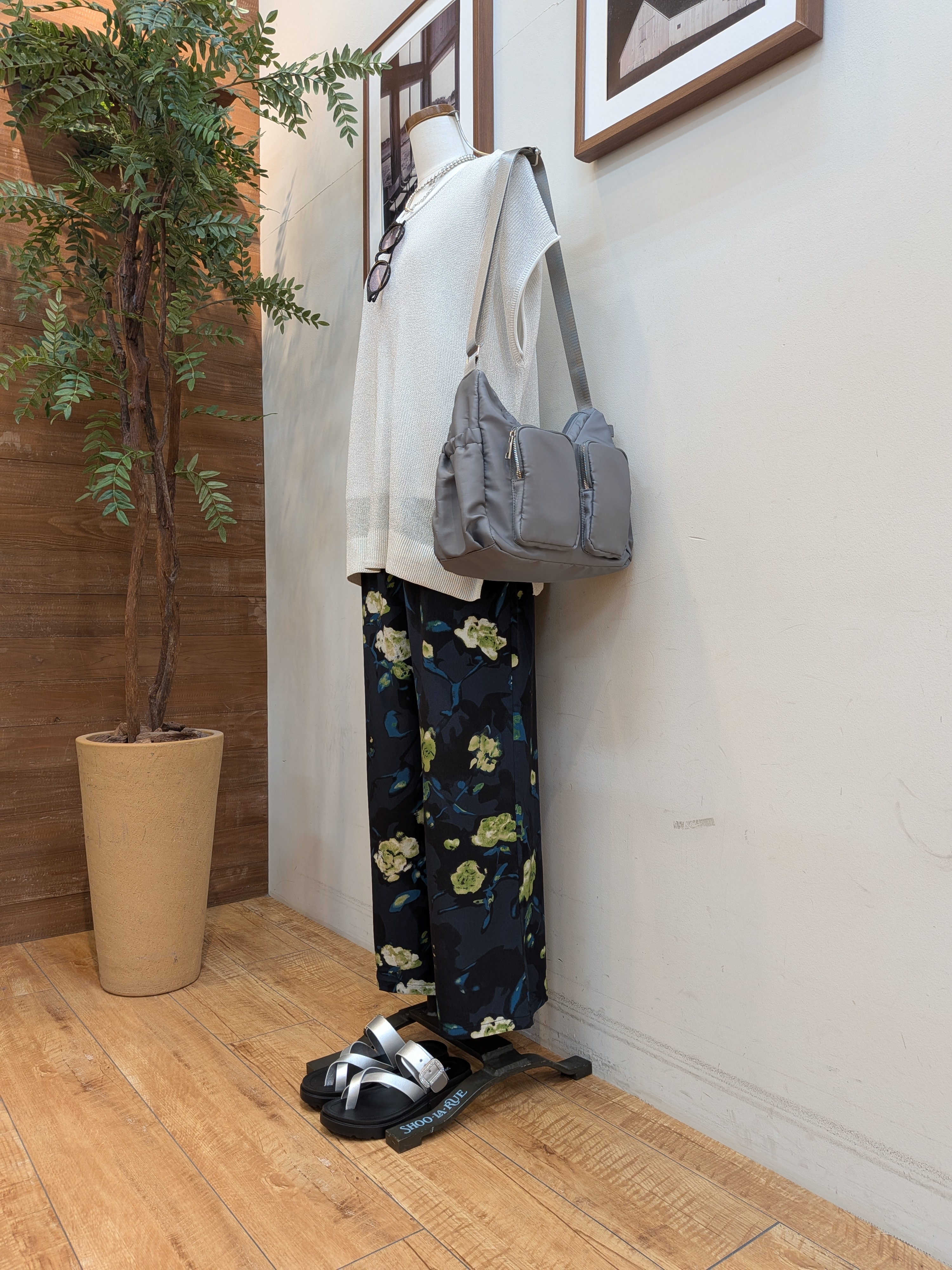 うっちーさんの「SHOO･LA･RUE｜【2点セット/前後2WAY/洗濯機可/S-LL】体型カバーも叶う ラメ畦ニット+タンクトップ」を使ったコーディネート