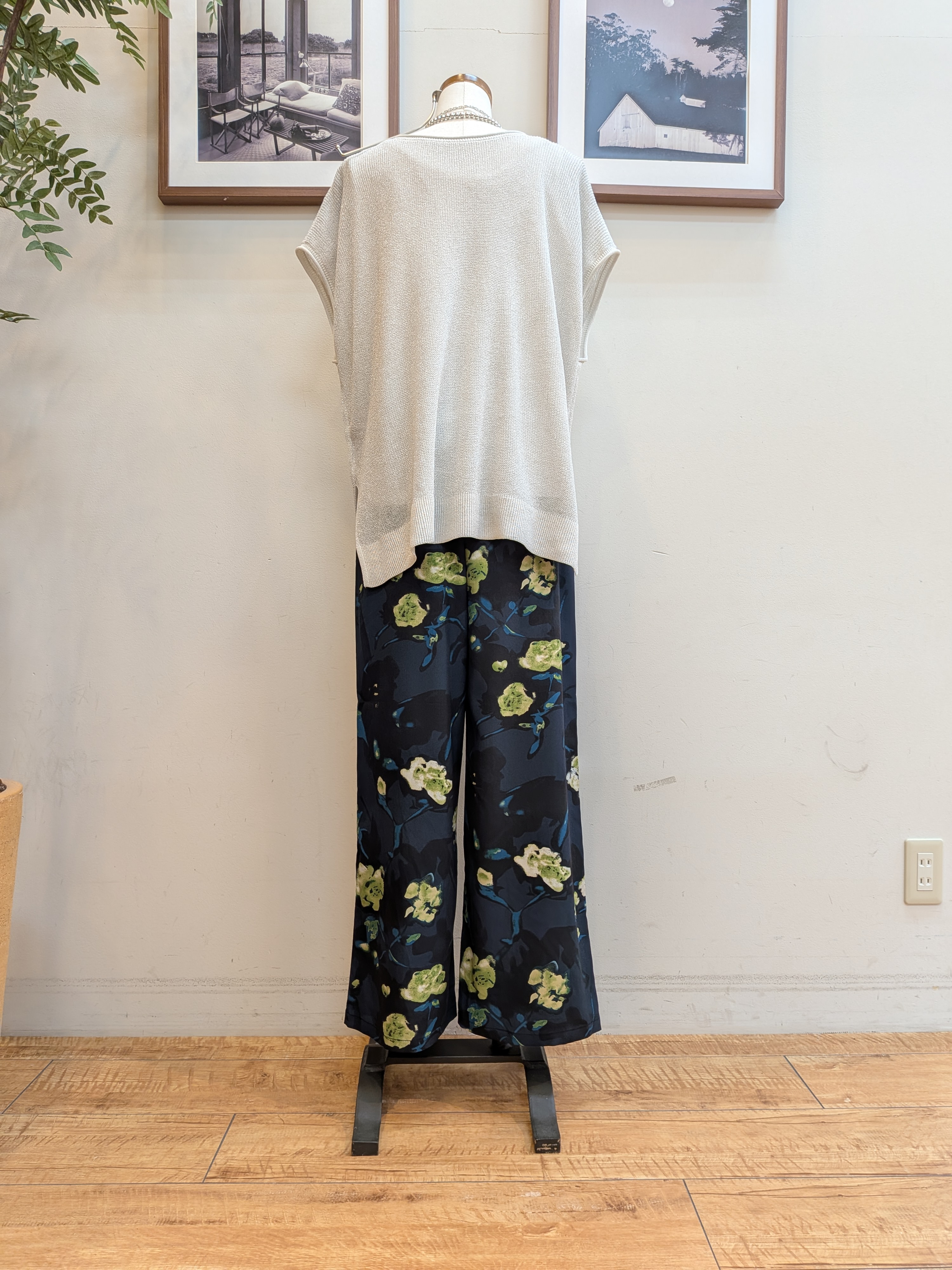 うっちーさんの「SHOO･LA･RUE｜【2点セット/前後2WAY/洗濯機可/S-LL】体型カバーも叶う ラメ畦ニット+タンクトップ」を使ったコーディネート