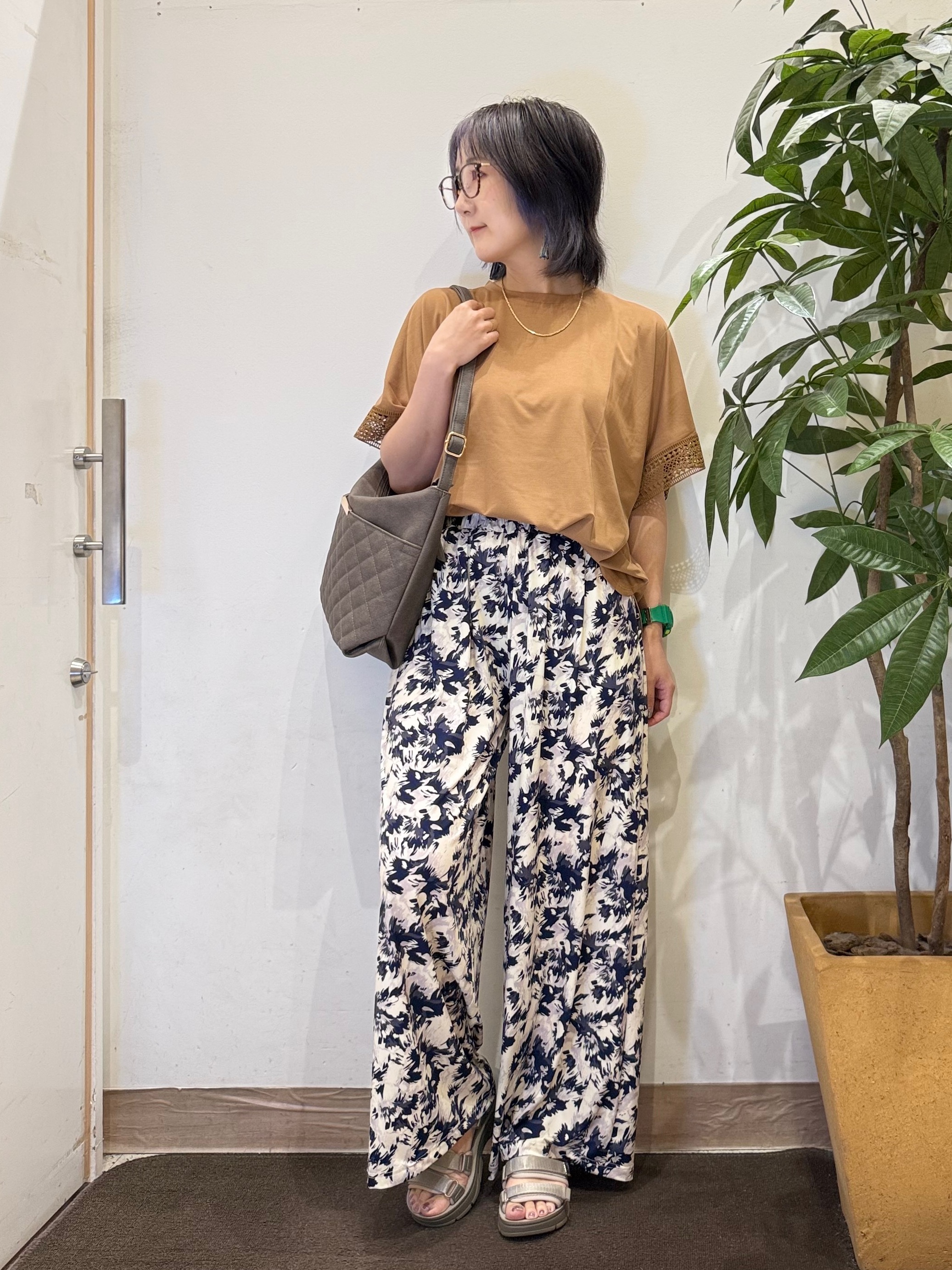 misakiさんの「SHOO･LA･RUE｜【ひんやり/UV】お袖レースが上品 ゆったりとろみトップス」を使ったコーディネート