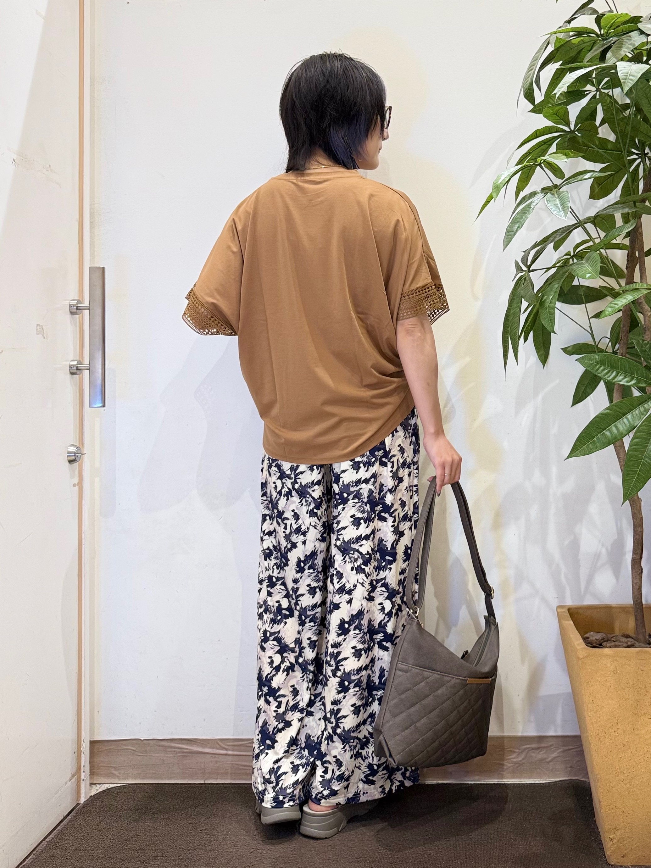 misakiさんの「SHOO･LA･RUE｜【ひんやり/UV】お袖レースが上品 ゆったりとろみトップス」を使ったコーディネート