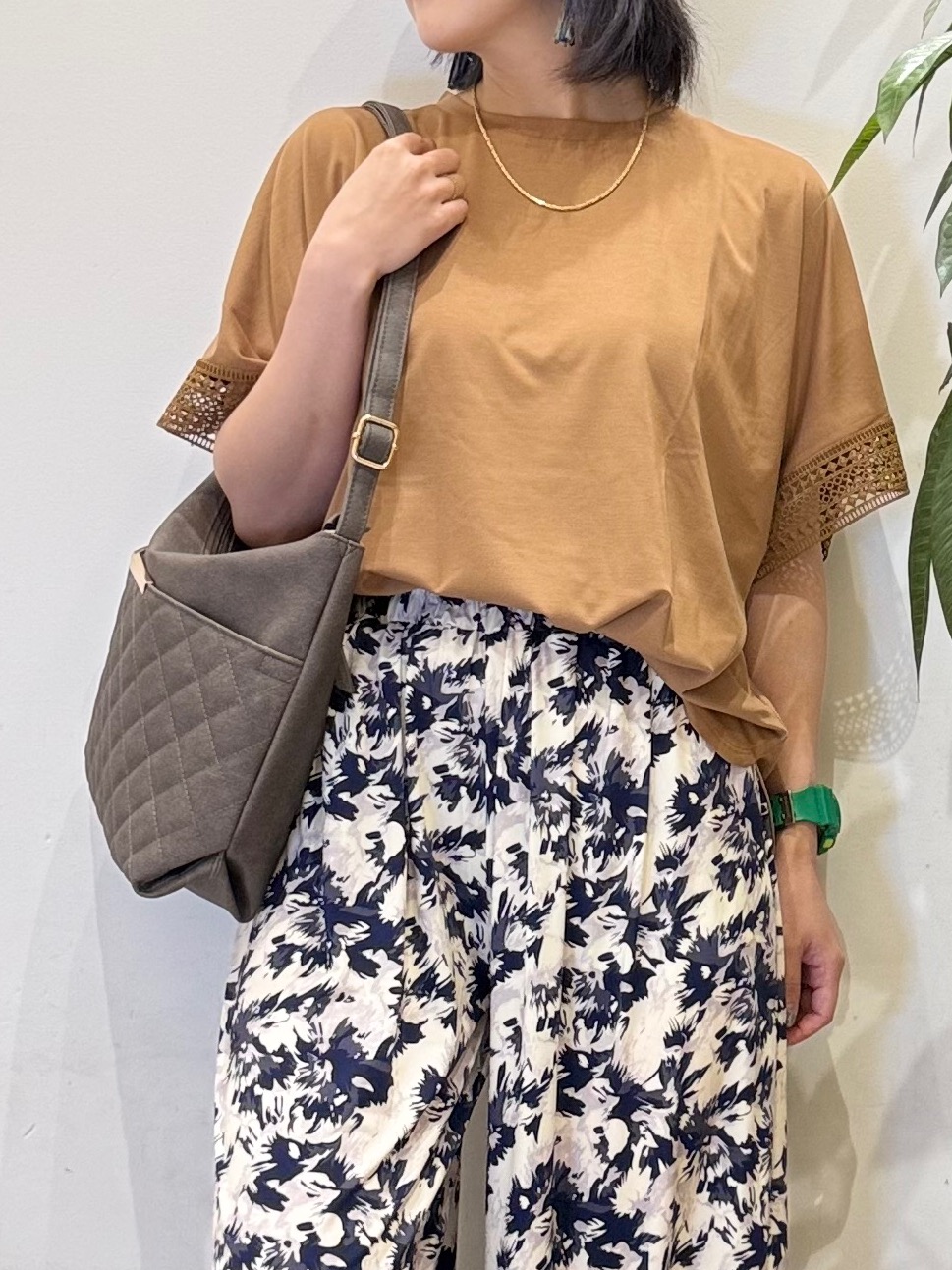 misakiさんの「SHOO･LA･RUE｜【ひんやり/UV】お袖レースが上品 ゆったりとろみトップス」を使ったコーディネート