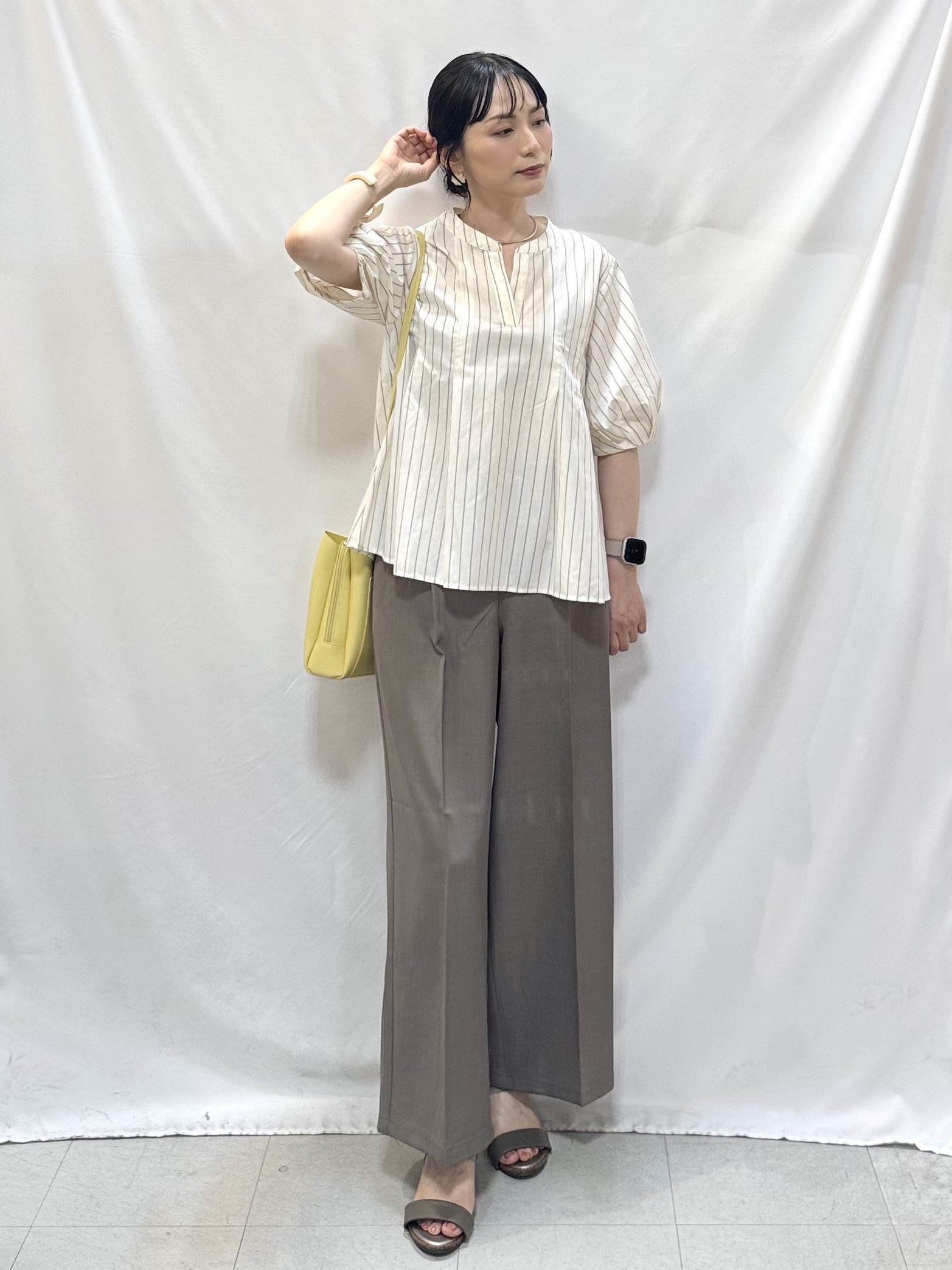 𝐇𝐢𝐫𝐨𝐦𝐢さんの「SHOO･LA･RUE｜【高レビュー/洗濯後しわになりにくい/インせず着られる】自然に体型カバー 麻調ペプラムブラウス」を使ったコーディネート