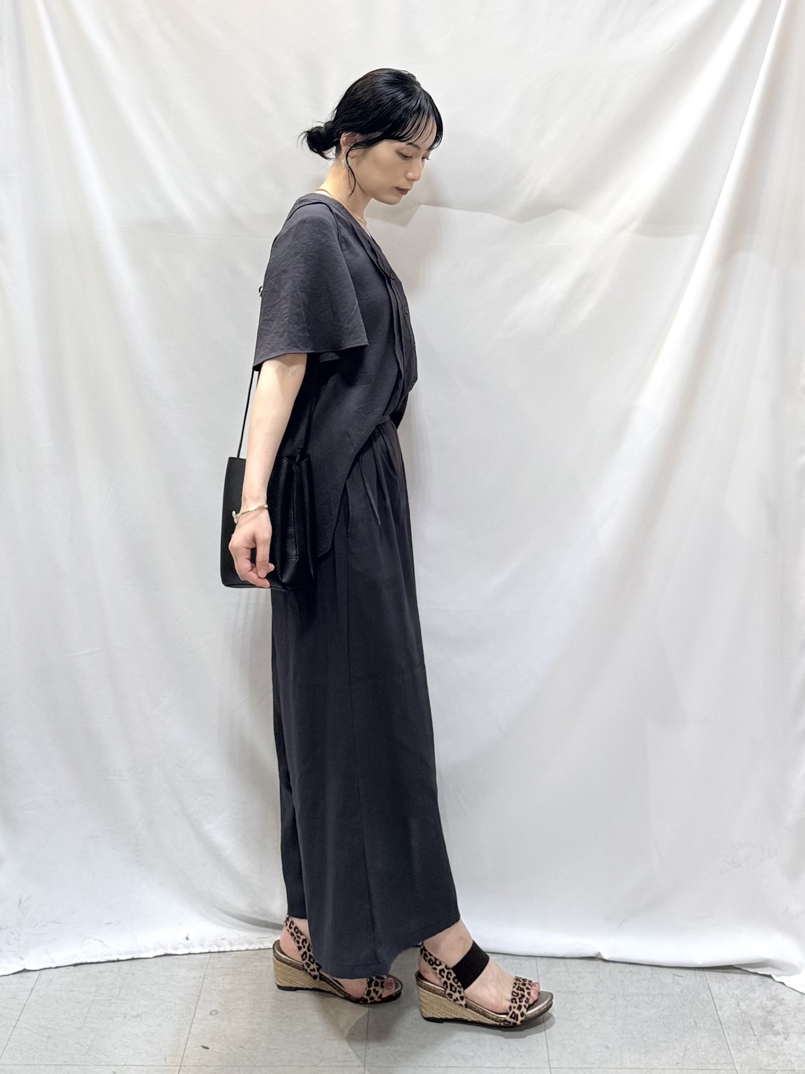 𝐇𝐢𝐫𝐨𝐦𝐢さんの「SHOO･LA･RUE｜【セットアップ可/洗濯機可】サラっと着られる 麻調Ⅴネックタックブラウス」を使ったコーディネート