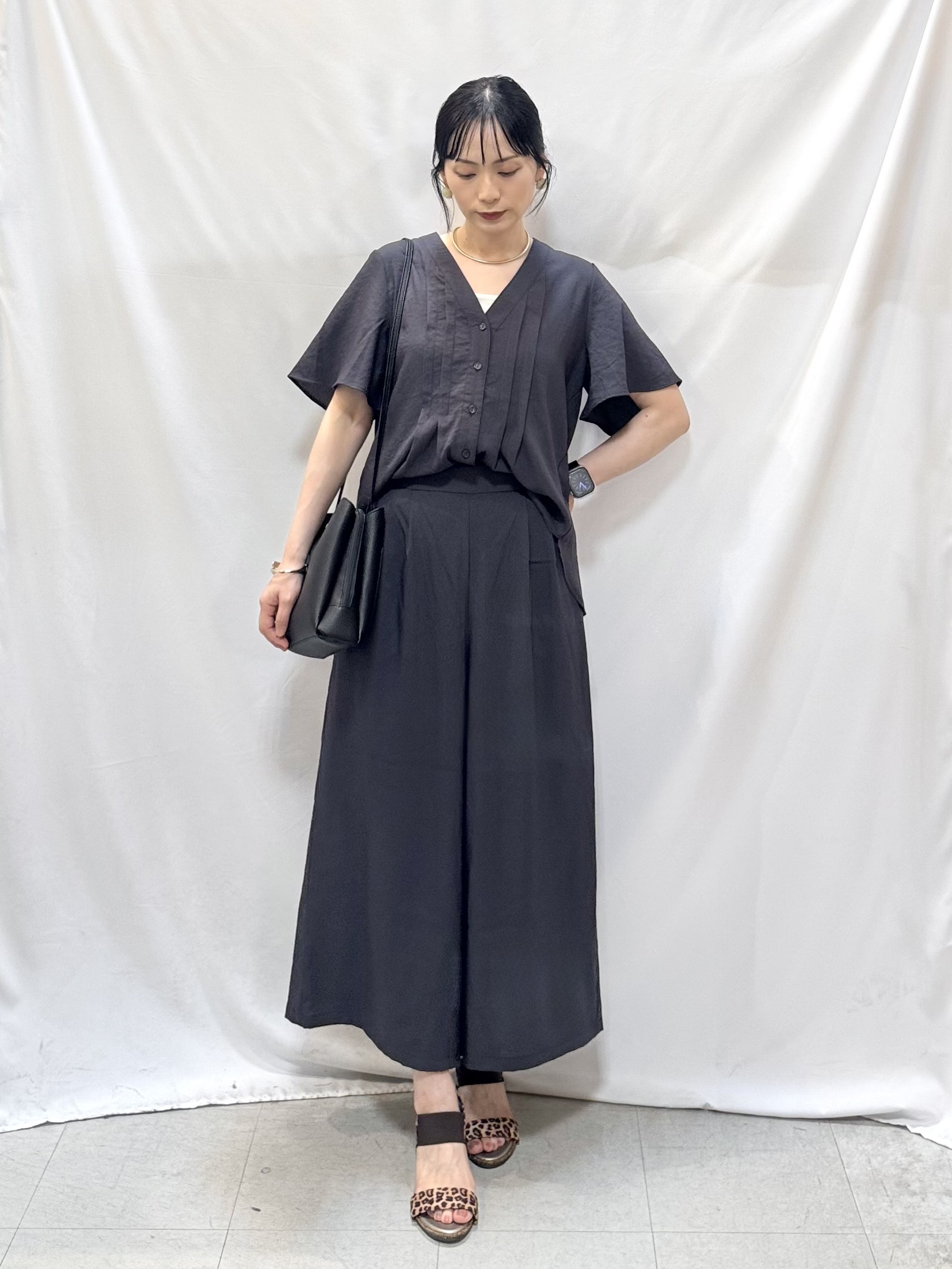 𝐇𝐢𝐫𝐨𝐦𝐢さんの「SHOO･LA･RUE｜【セットアップ可/洗濯機可】サラっと着られる 麻調Ⅴネックタックブラウス」を使ったコーディネート