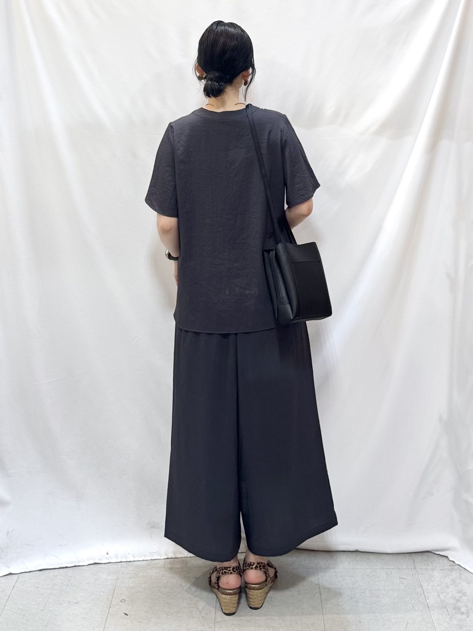 𝐇𝐢𝐫𝐨𝐦𝐢さんの「SHOO･LA･RUE｜【セットアップ可/洗濯機可】サラっと着られる 麻調Ⅴネックタックブラウス」を使ったコーディネート