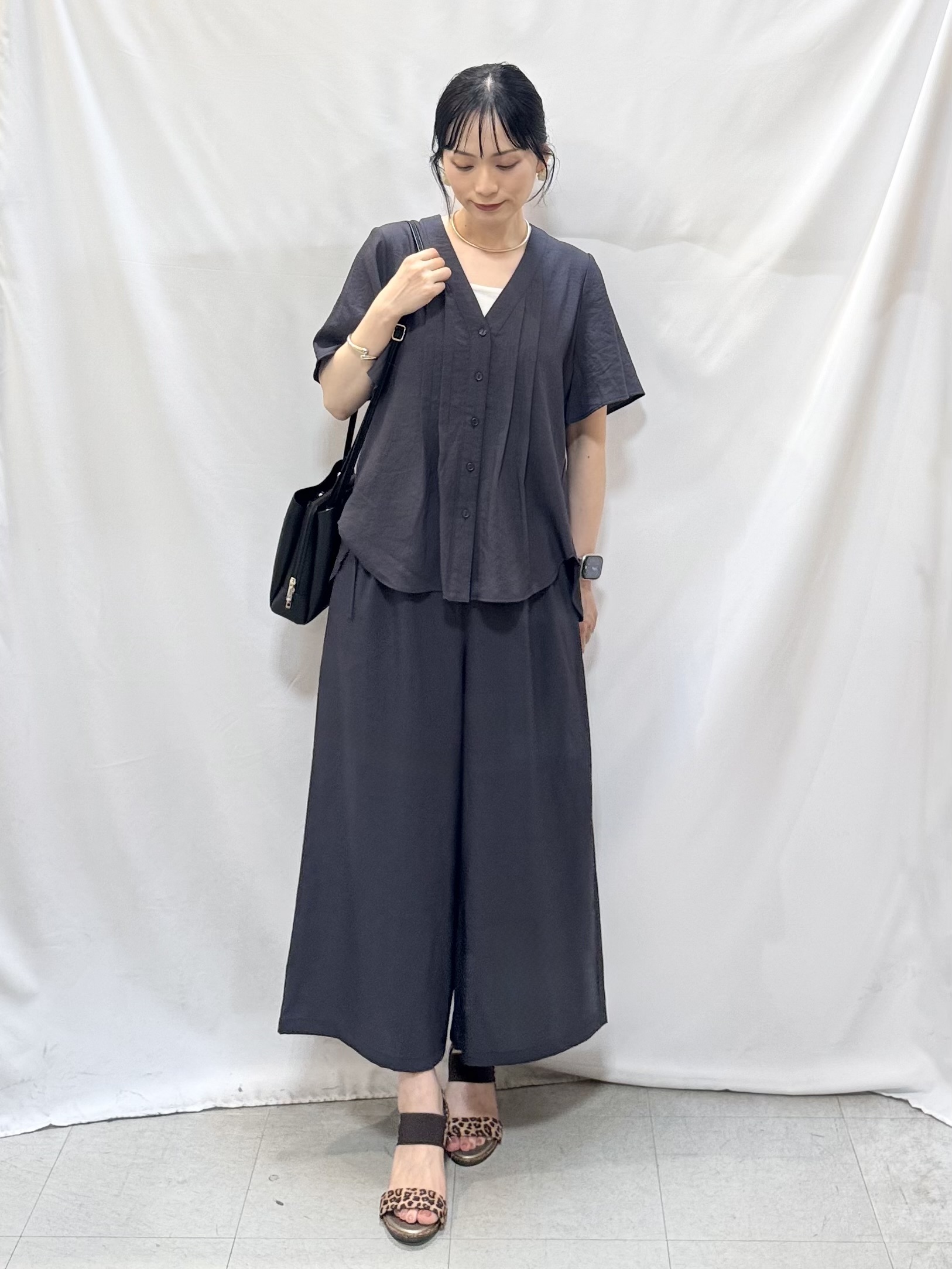 𝐇𝐢𝐫𝐨𝐦𝐢さんの「SHOO･LA･RUE｜【セットアップ可/洗濯機可】サラっと着られる 麻調Ⅴネックタックブラウス」を使ったコーディネート