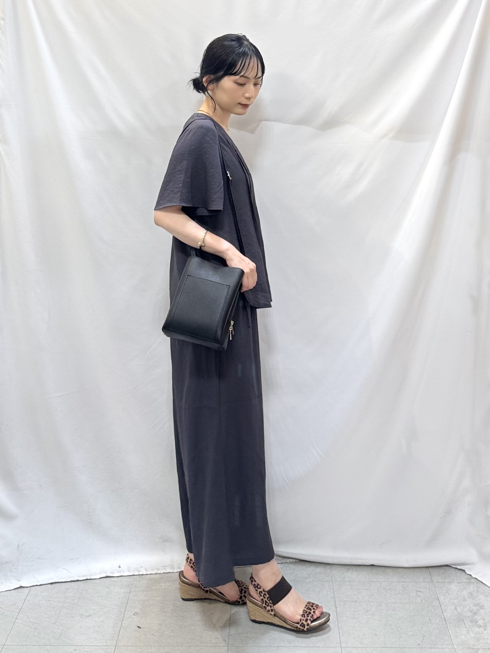 𝐇𝐢𝐫𝐨𝐦𝐢さんの「SHOO･LA･RUE｜【セットアップ可/洗濯機可】サラっと着られる 麻調Ⅴネックタックブラウス」を使ったコーディネート